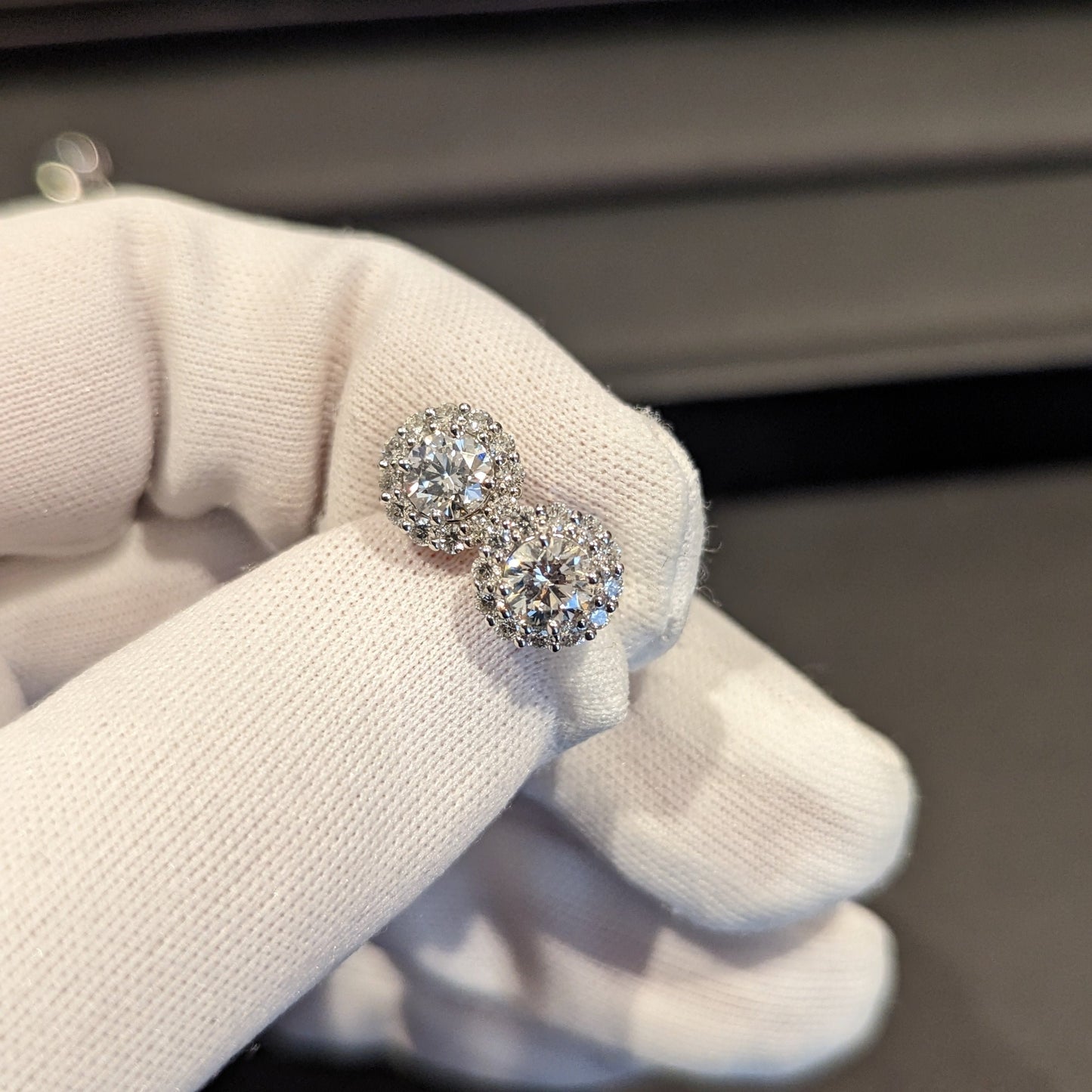 PT・センター計1ct up + メレ0.5ct up ダイヤモンド取り巻き/ヘイローピアス