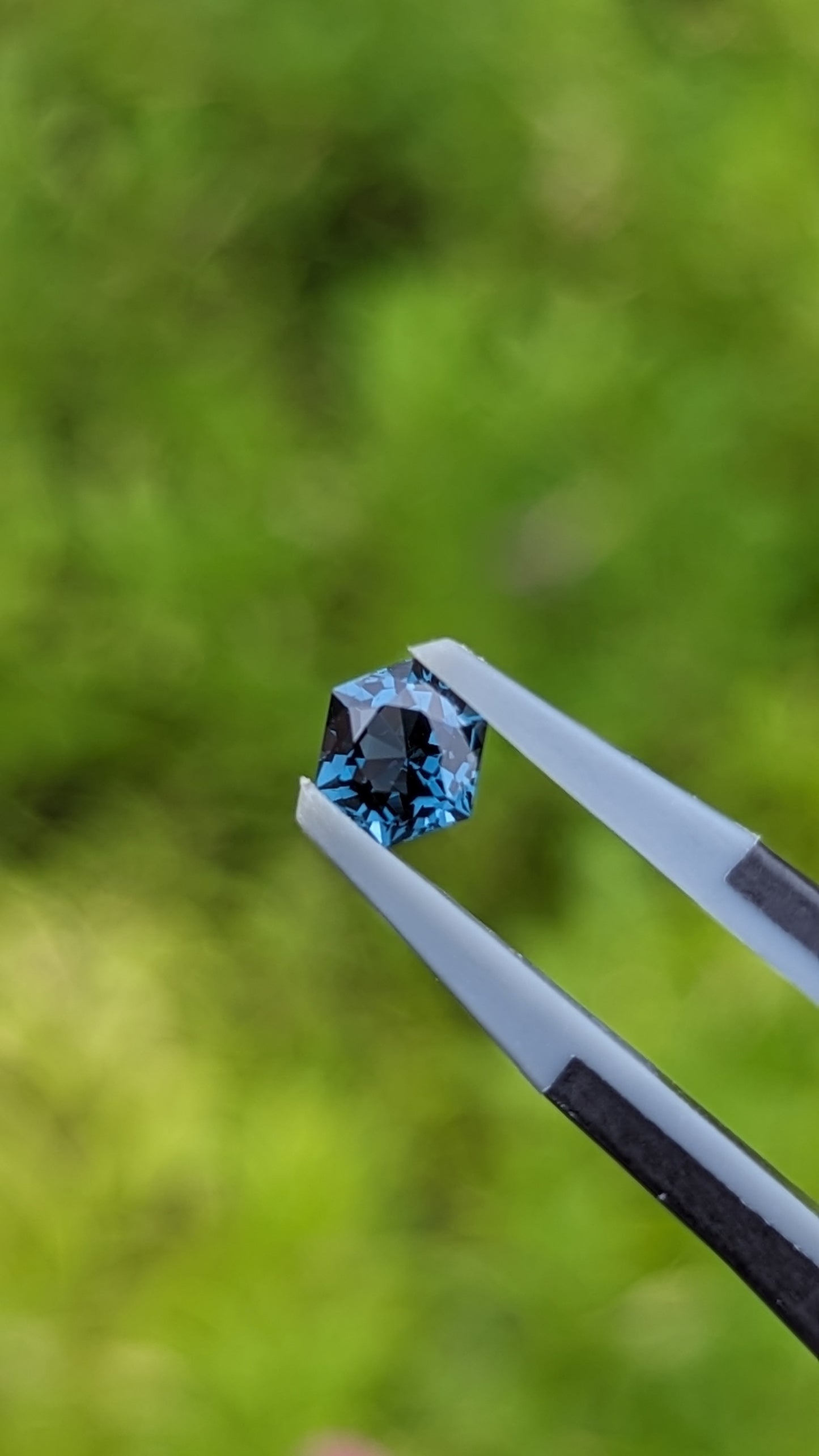 【ヘキサゴンカット②】天然ブルースピネル 約0.590ct