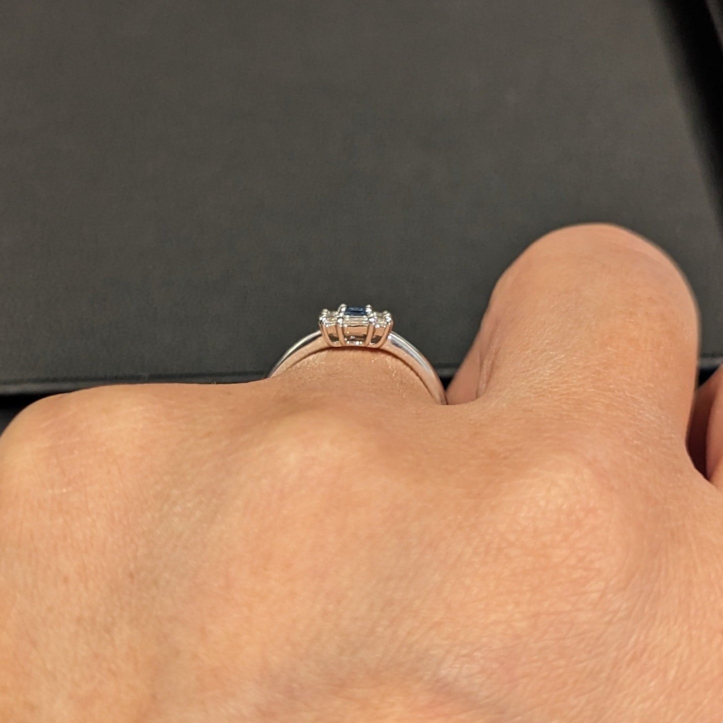 スクエアリングミニ PT・サファイア0.11ct x ダイヤモンド0.32ct