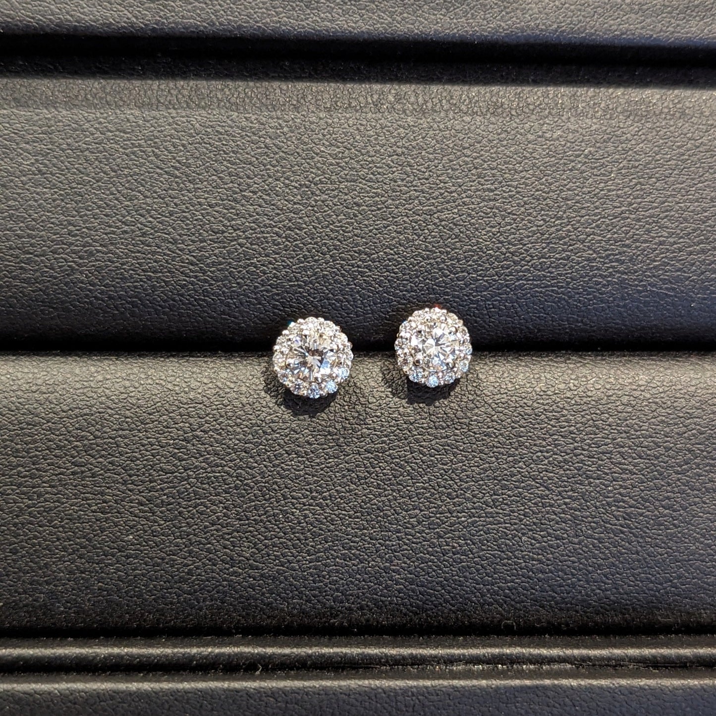 ダイヤモンド ヘイロー ピアス