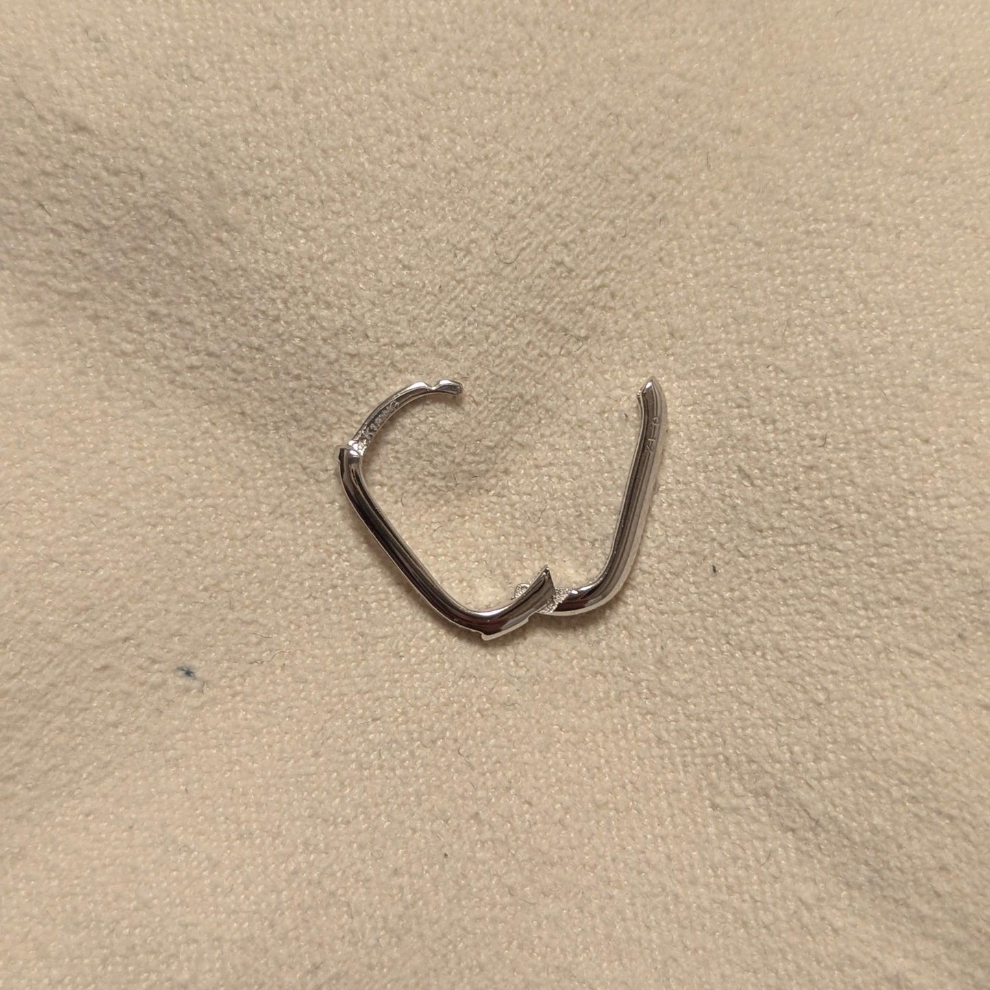 WG ダイヤモンド 直線フープピアス