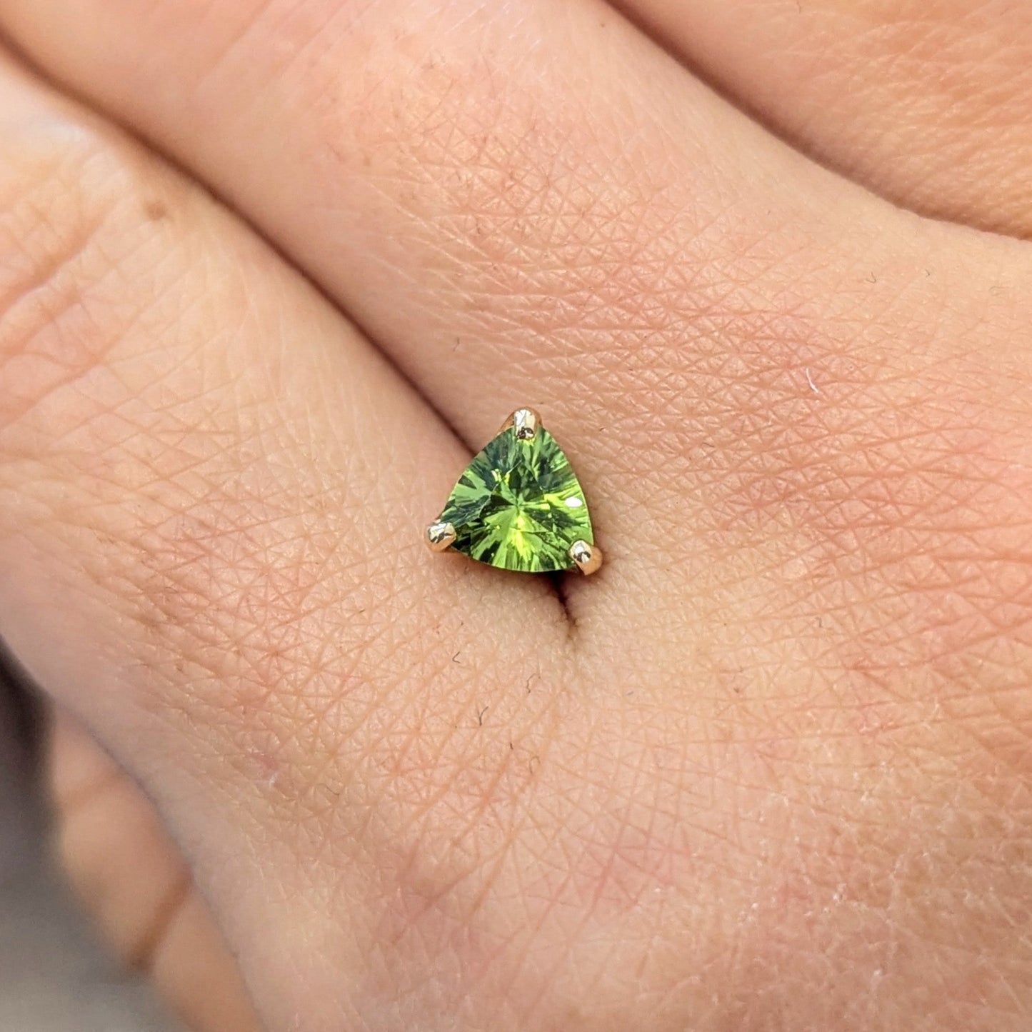 YG ペリドット おにぎりピアス