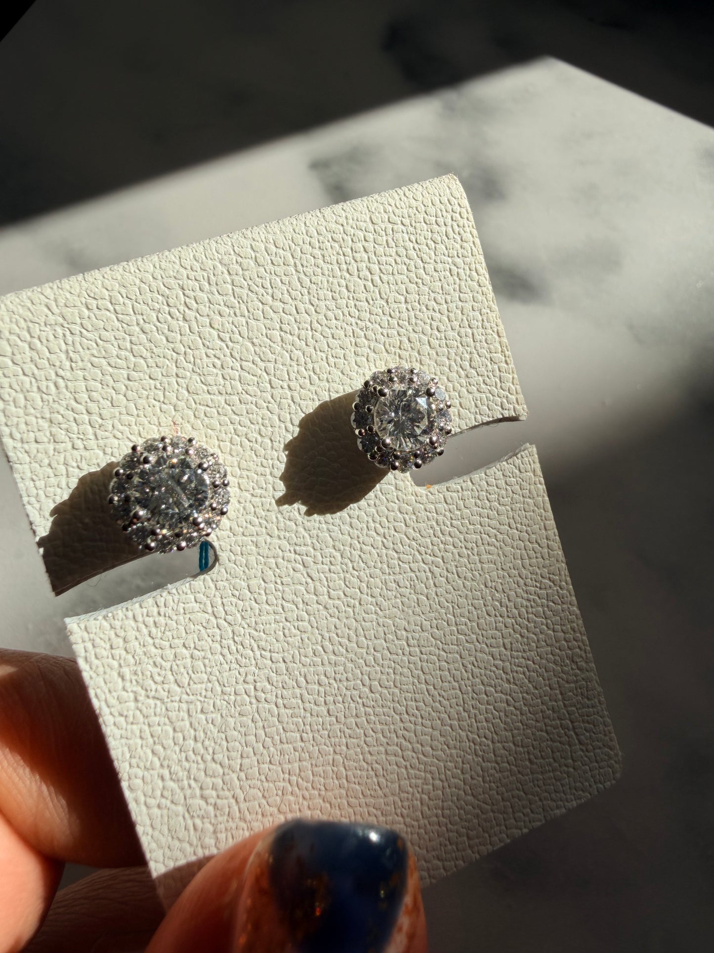 PT・センター計1ct up + メレ0.5ct up ダイヤモンド取り巻き/ヘイローピアス