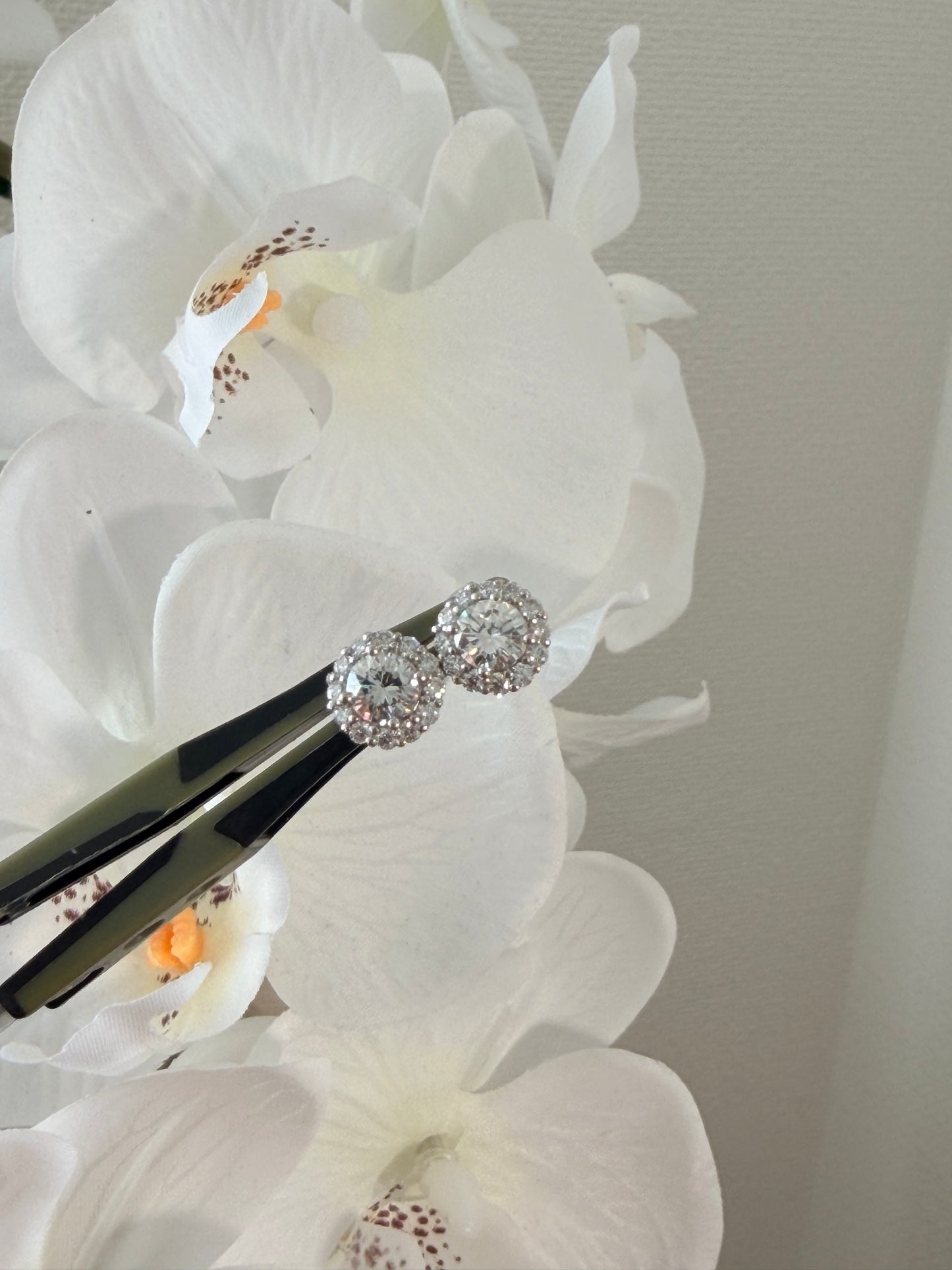 PT・センター計1ct up + メレ0.5ct up ダイヤモンド取り巻き/ヘイローピアス