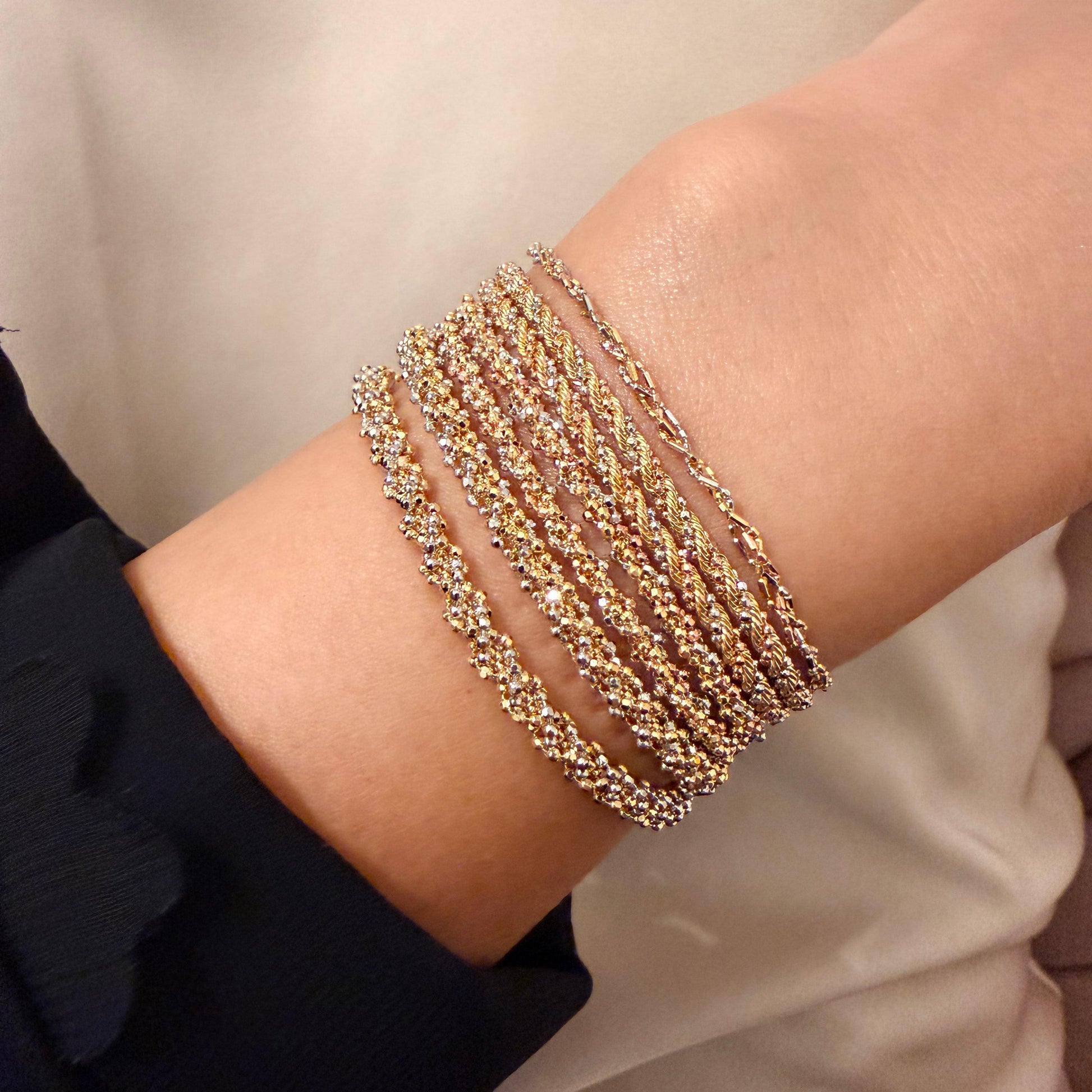 右から2番目3番目がトリカラーロープ