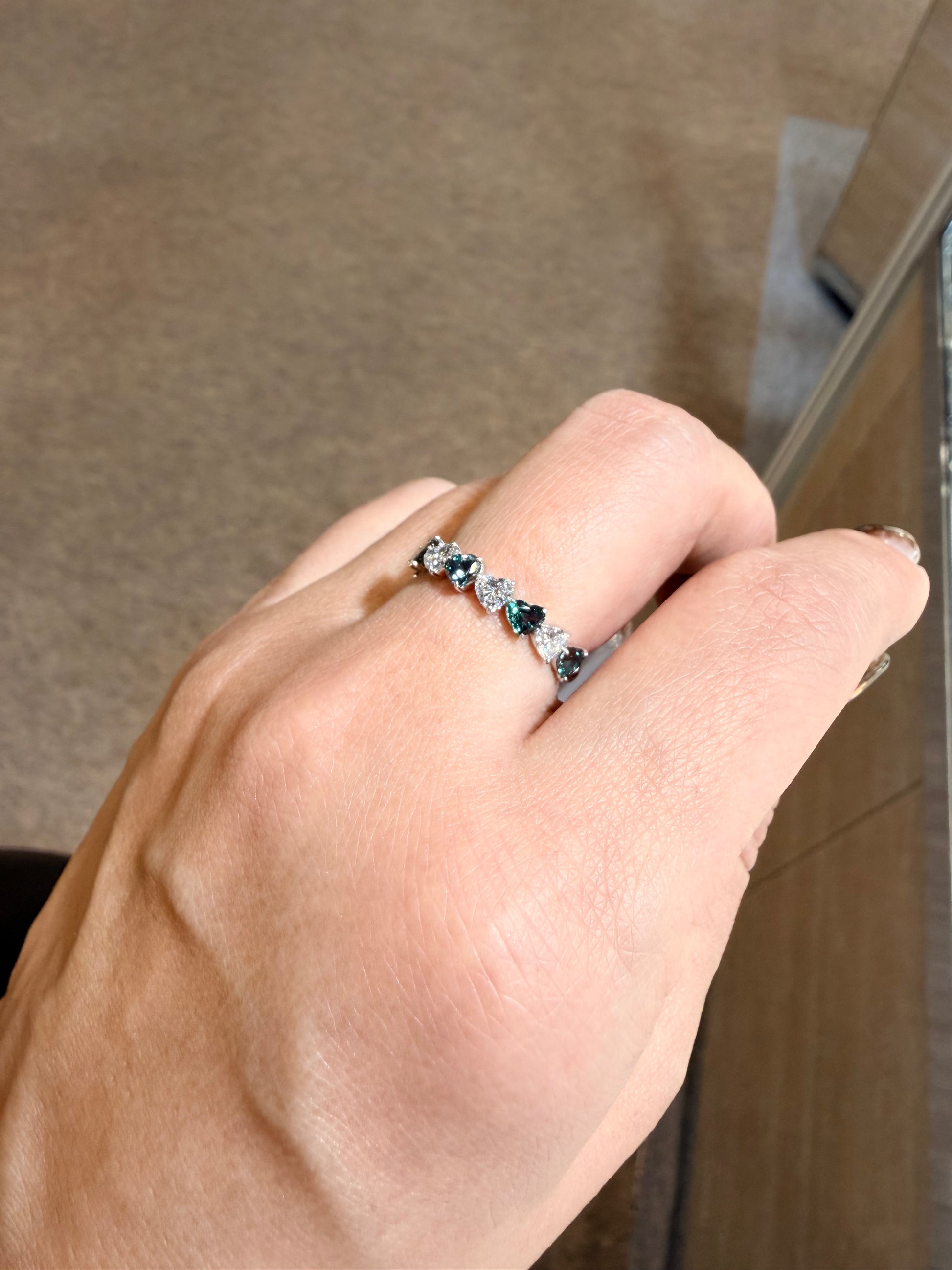 10. PT アレキサンドライト ハーフエタニティリング – KAORI WONG