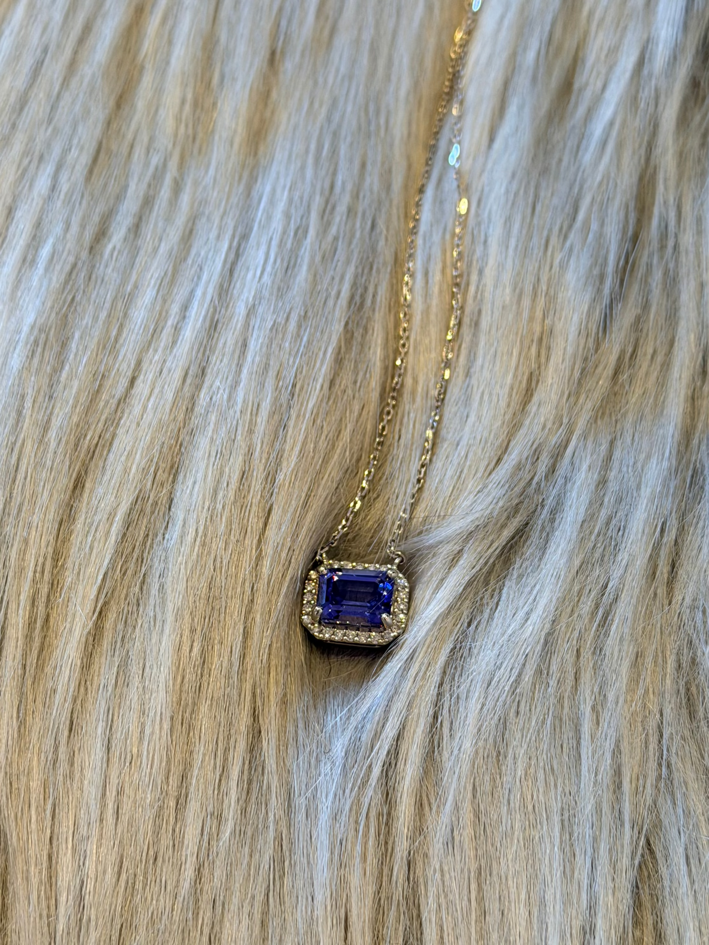 21. PTタンザナイト エメラルドカット ネックレス