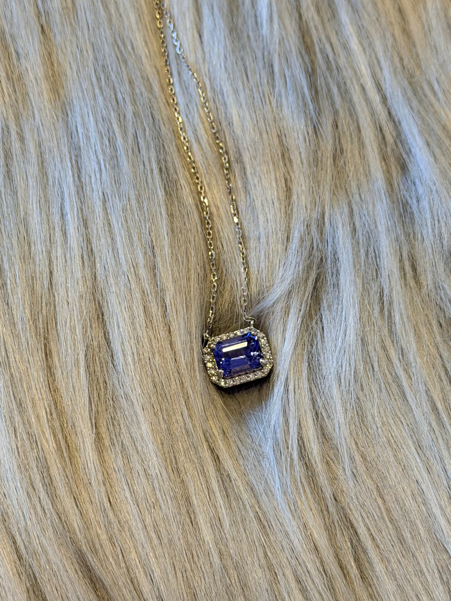 21. PTタンザナイト エメラルドカット ネックレス