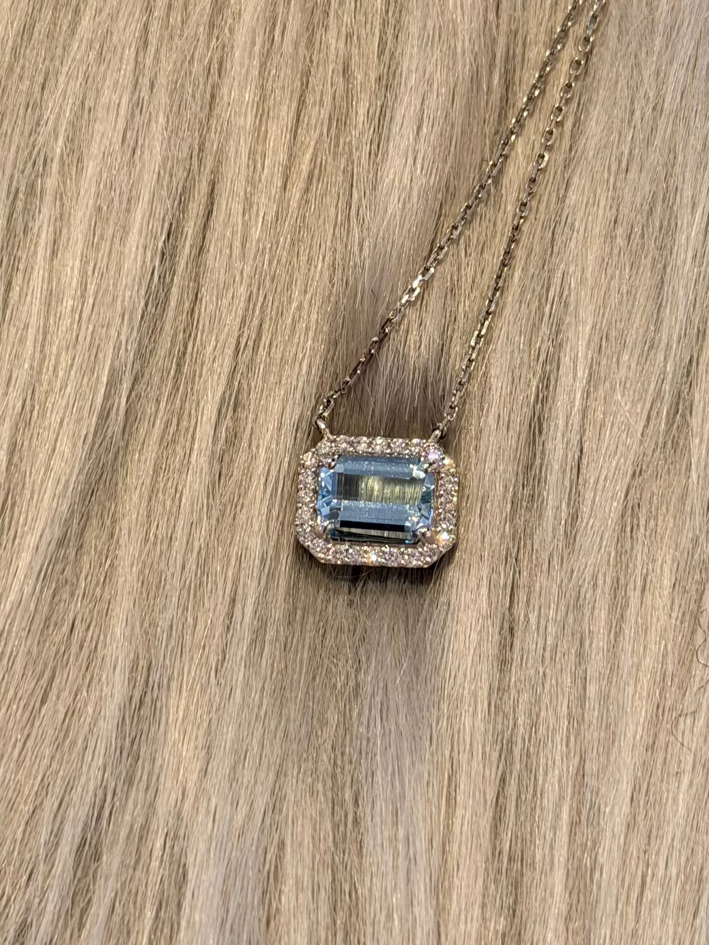 20. PT アクアマリン エメラルドカットネックレス