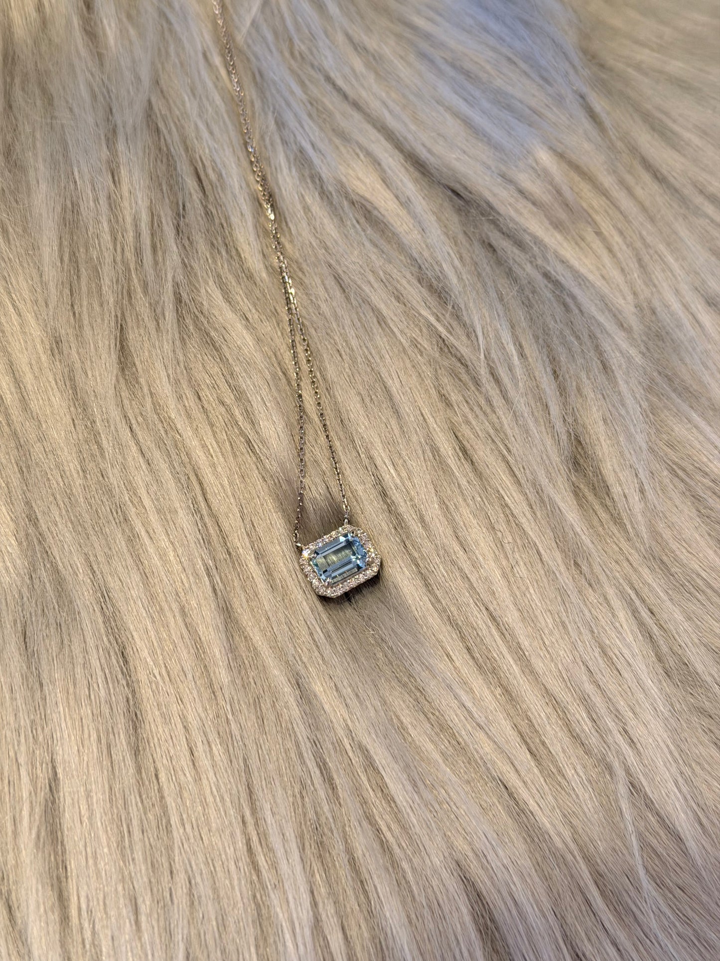 20. PT アクアマリン エメラルドカットネックレス