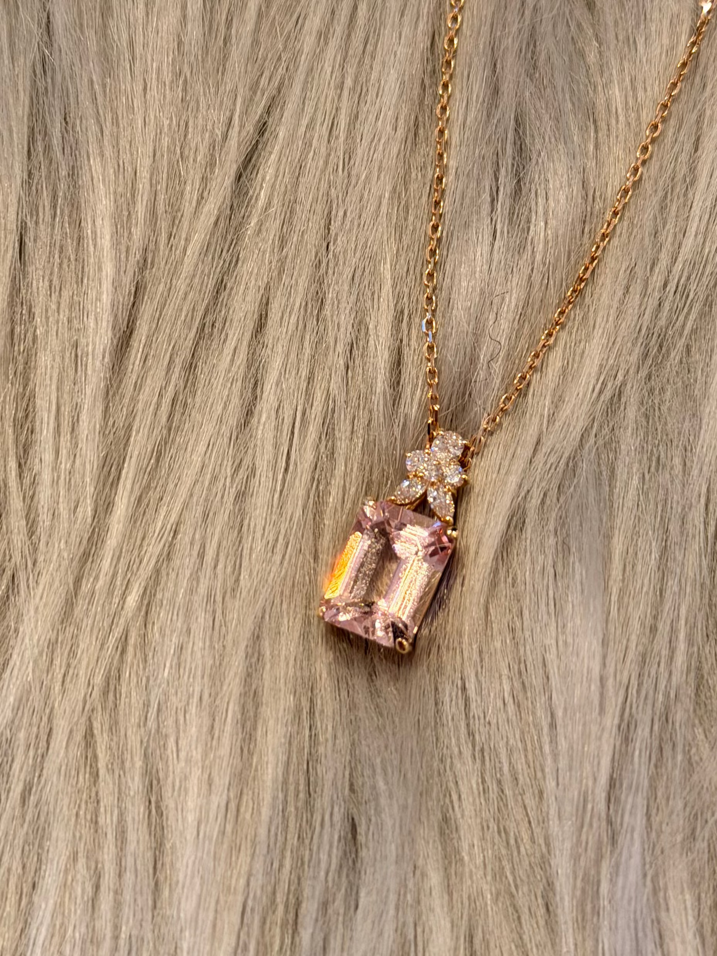 23. モルガナイト エメラルドカット ネックレス