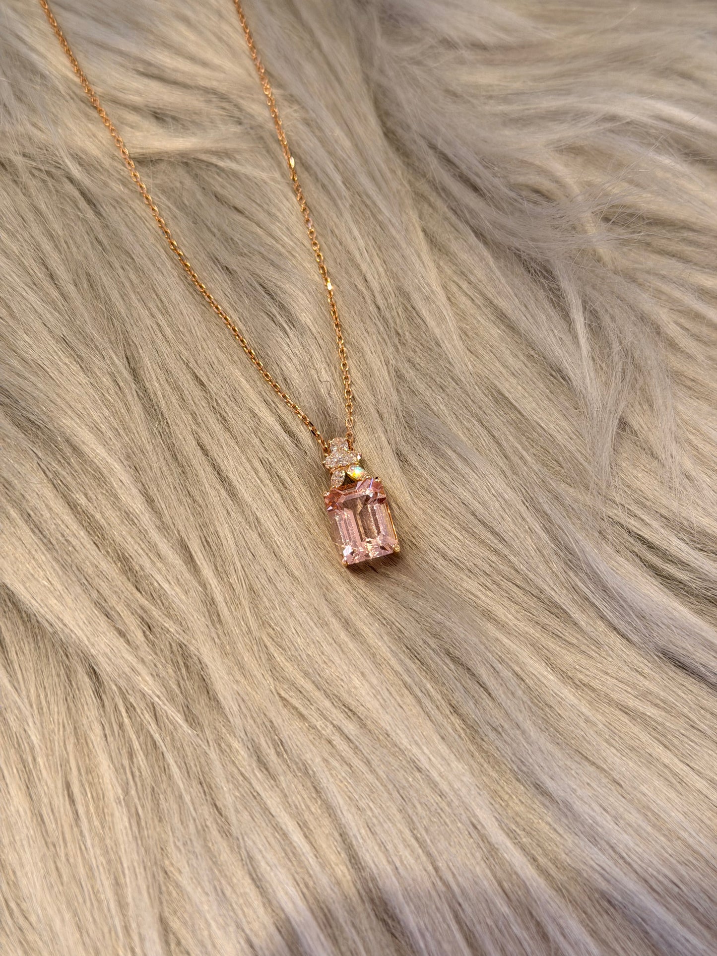 23. モルガナイト エメラルドカット ネックレス