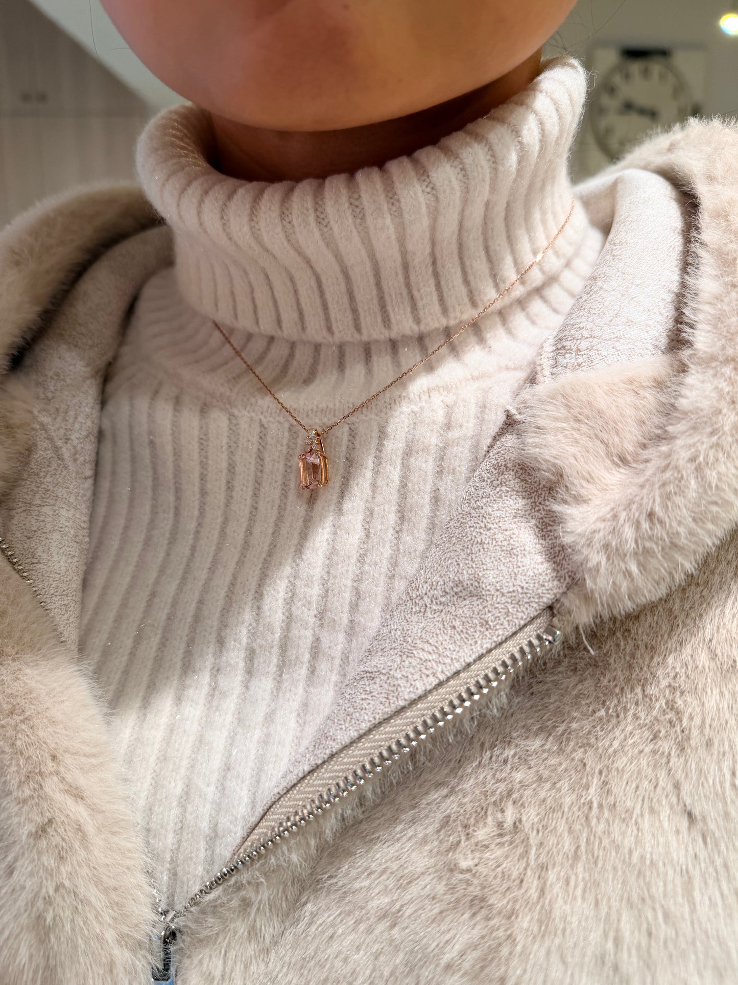 23. モルガナイト エメラルドカット ネックレス