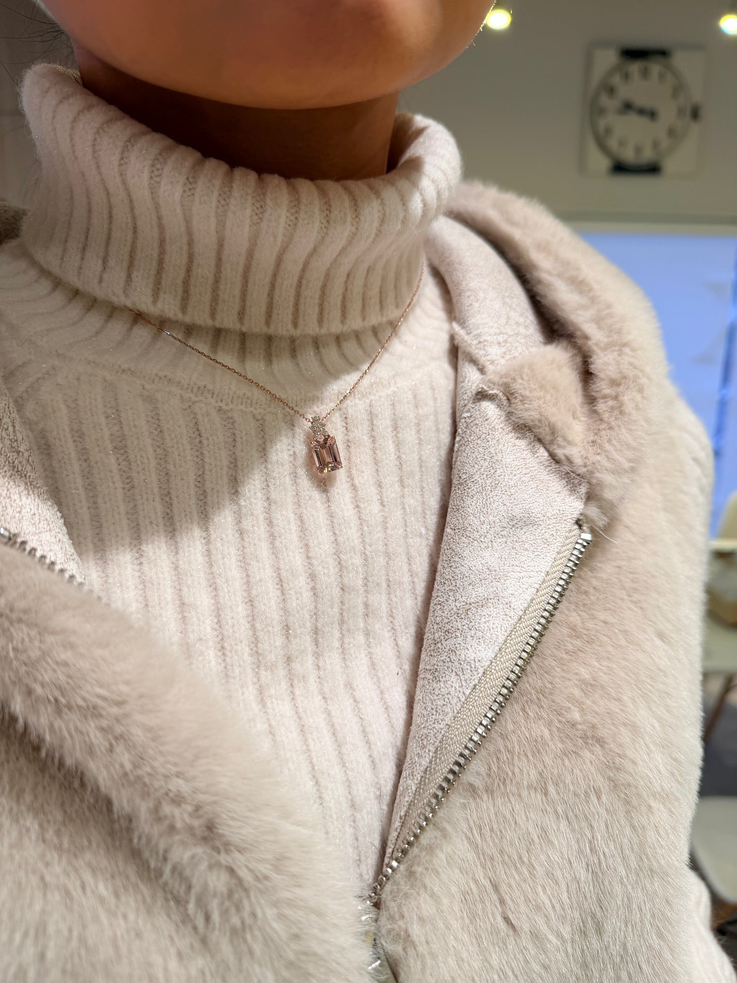 23. モルガナイト エメラルドカット ネックレス