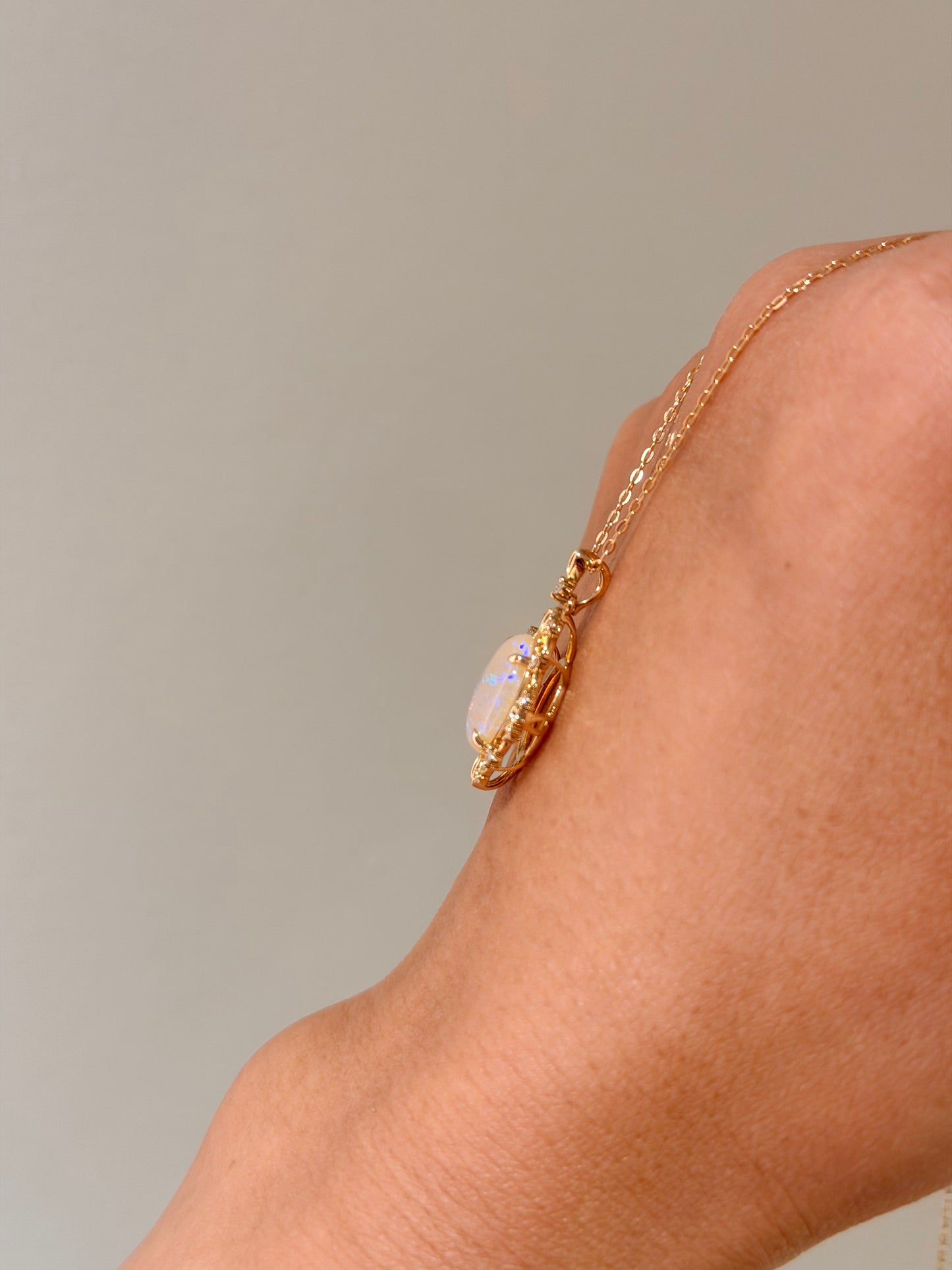 26. オパールネックレス