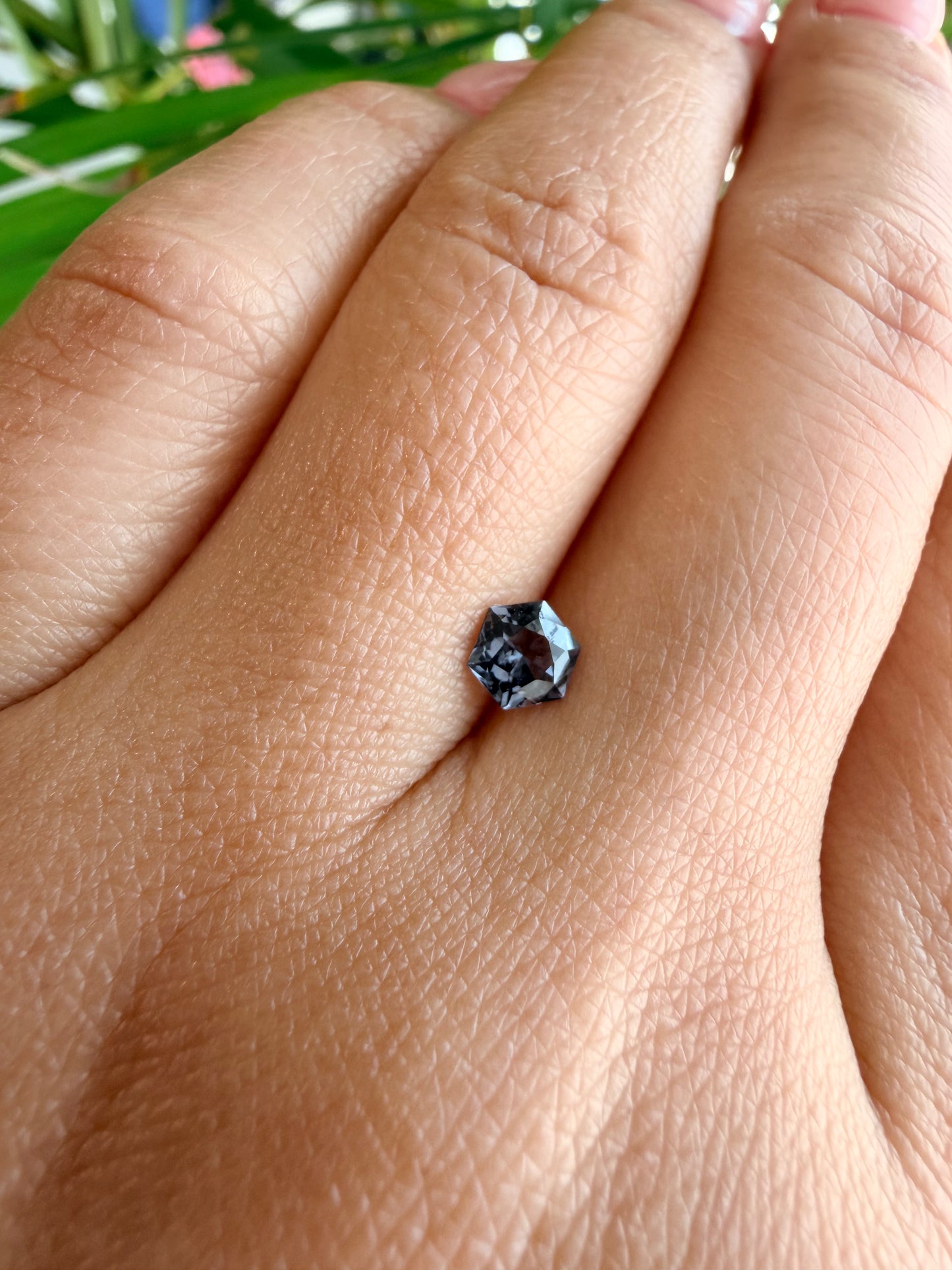 【ヘキサゴンカット⑤】天然　スピネル　約0.525ct