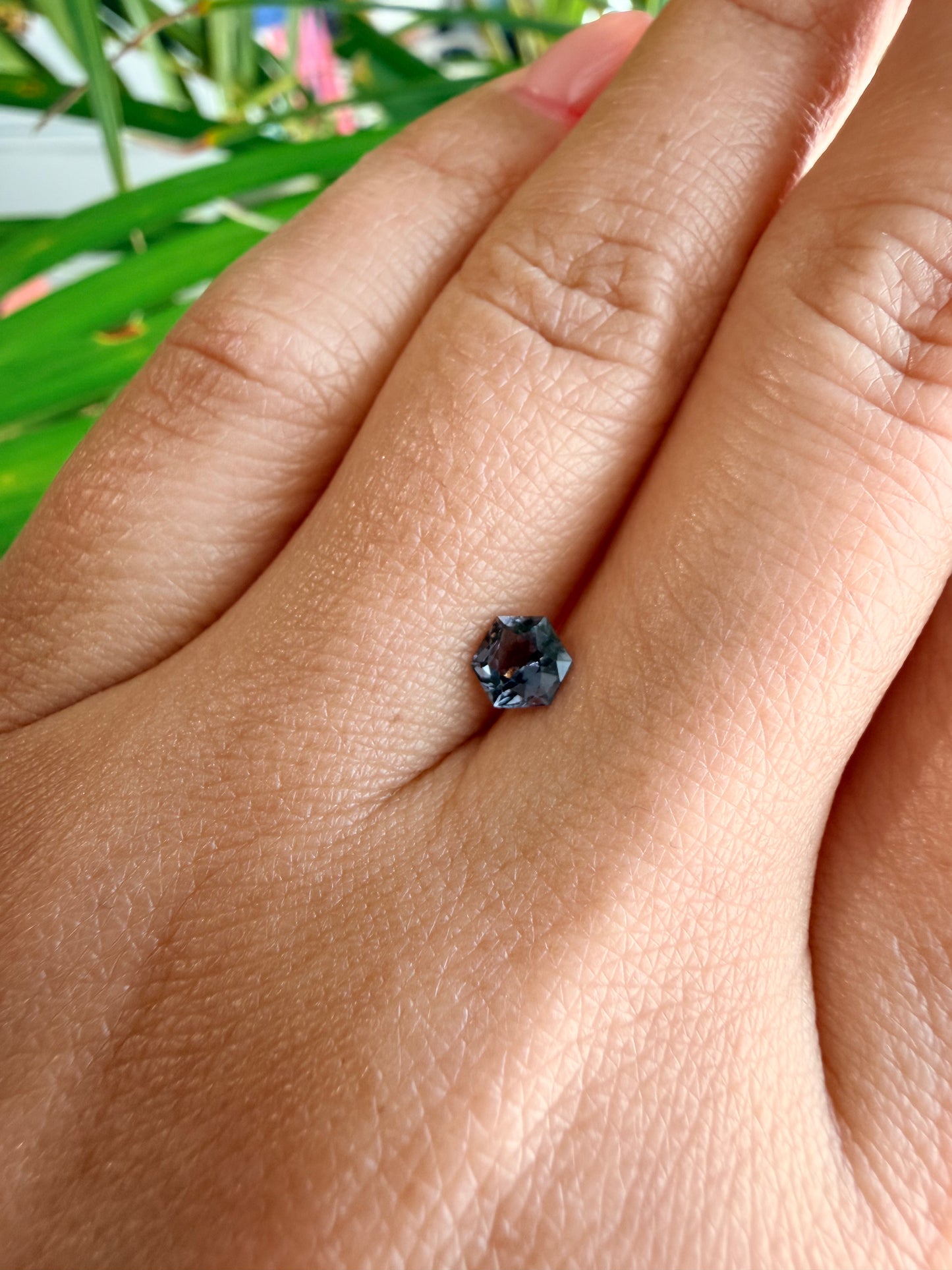 【ヘキサゴンカット⑤】天然　スピネル　約0.525ct