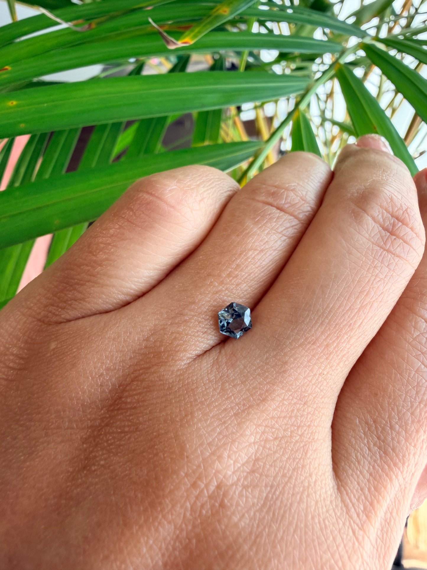 【ヘキサゴンカット⑥】天然　スピネル　約0.545ct