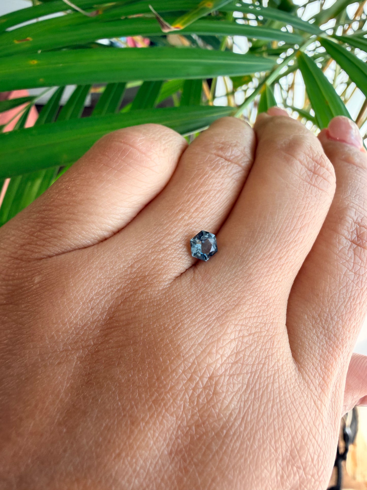 【ヘキサゴンカット⑥】天然　スピネル　約0.545ct