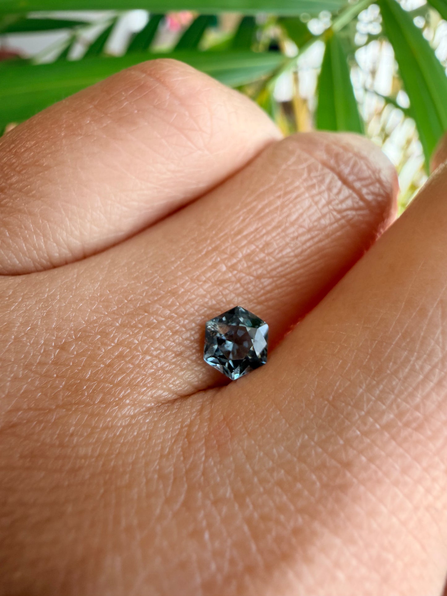 【ヘキサゴンカット⑥】天然　スピネル　約0.545ct