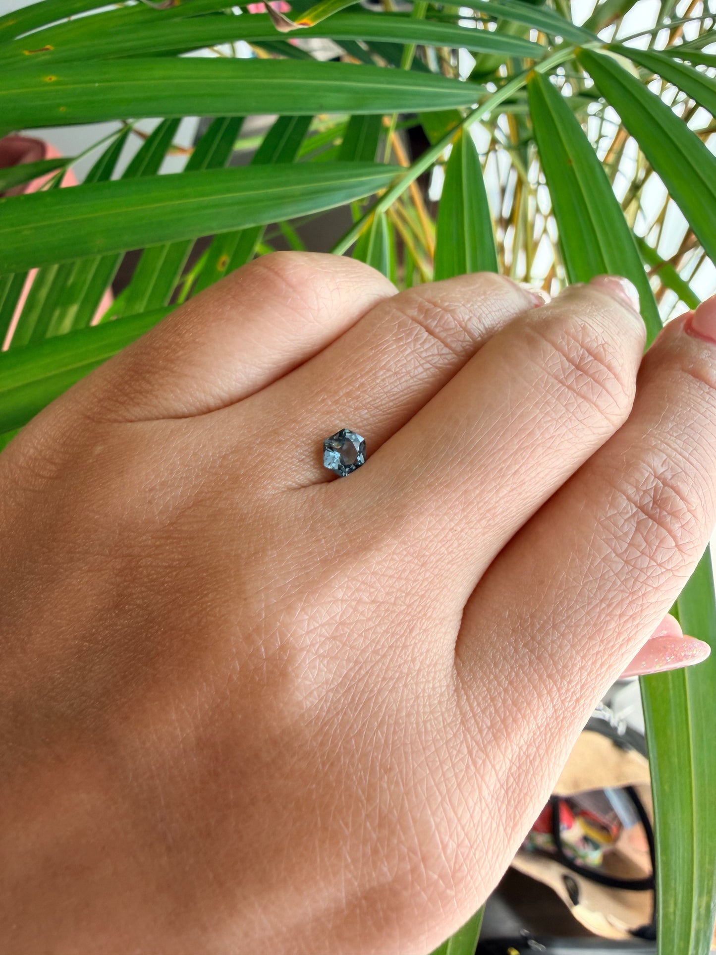 【ヘキサゴンカット⑥】天然　スピネル　約0.545ct