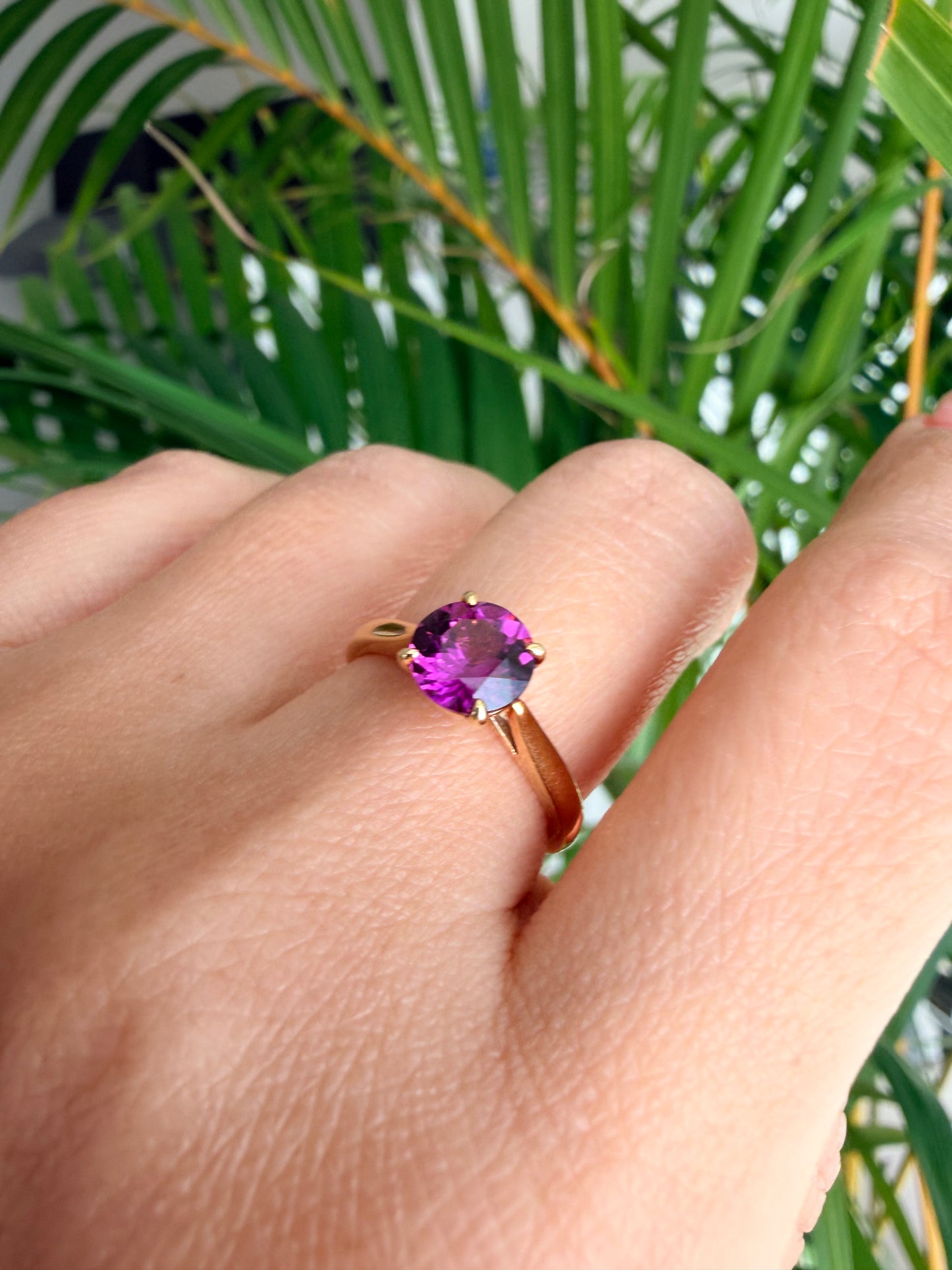 11.　【ソリテール】YG 4本爪ロードライトガーネットリング