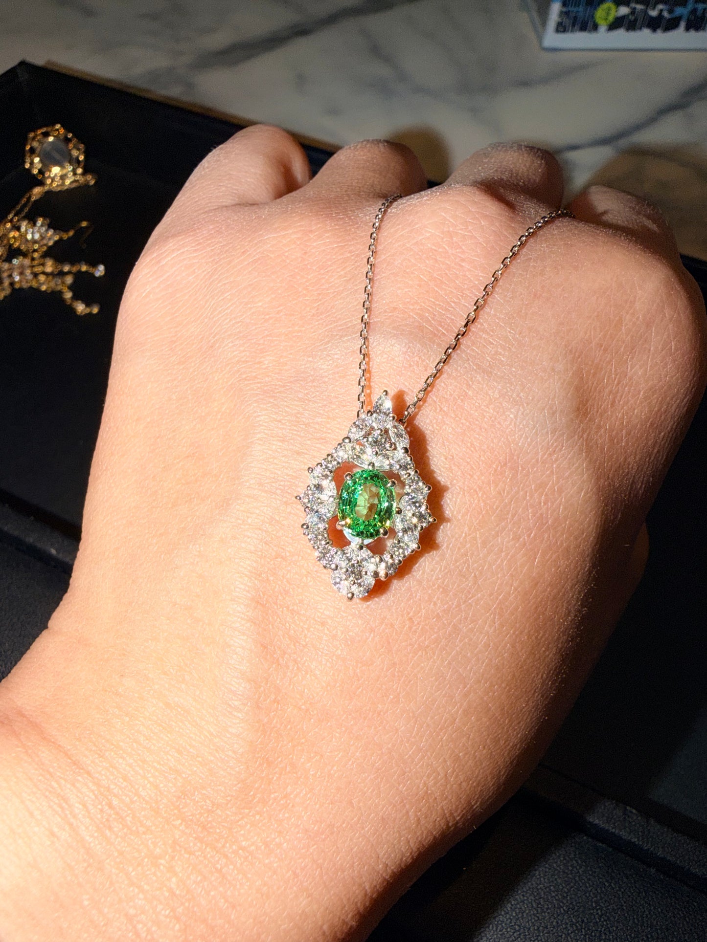 23. 【二つの顔】PT/WG　グロシュラガーネットネックレス