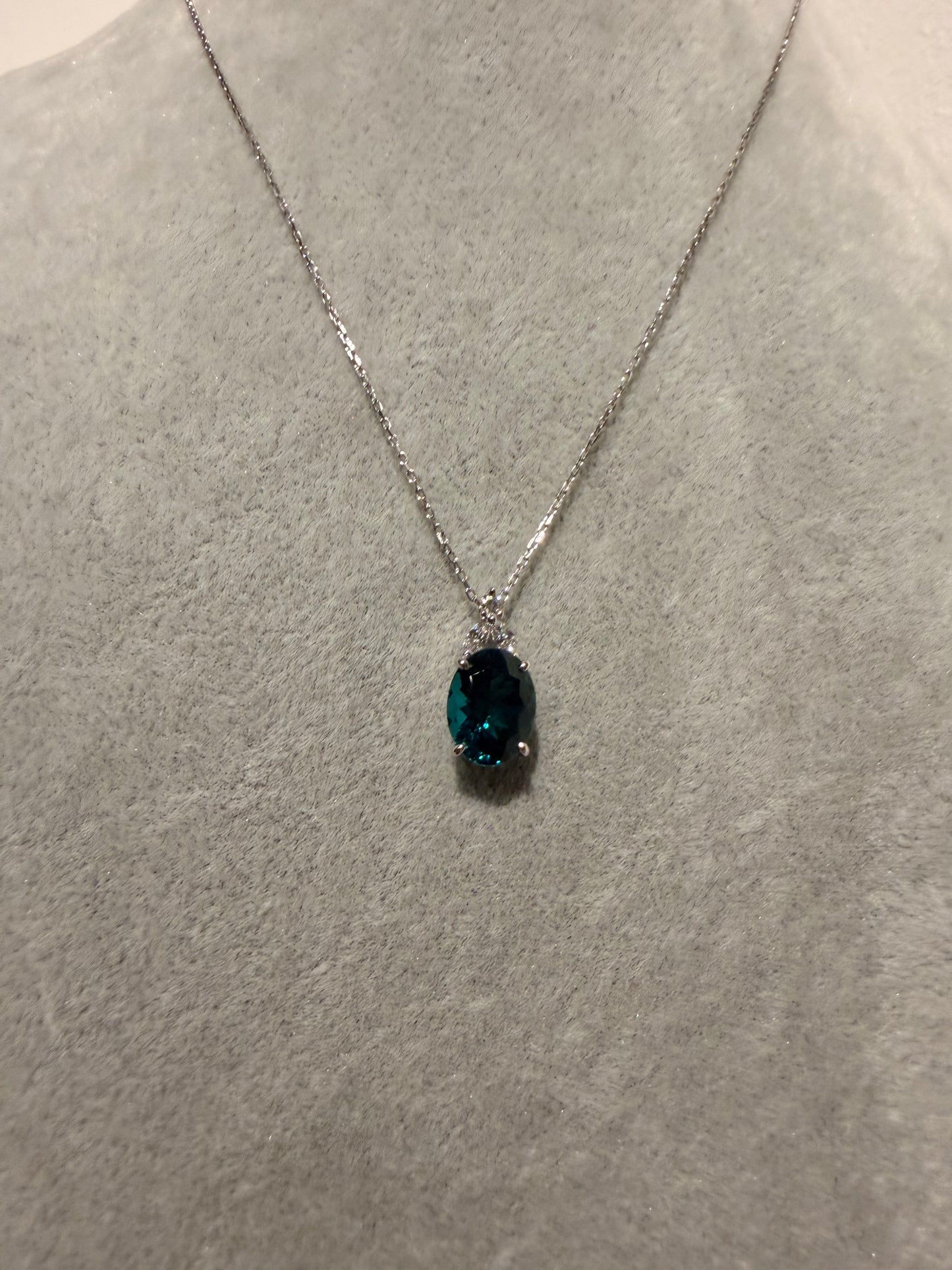 24. 【眠れる森の美女】 PT グリーントルマリンネックレス