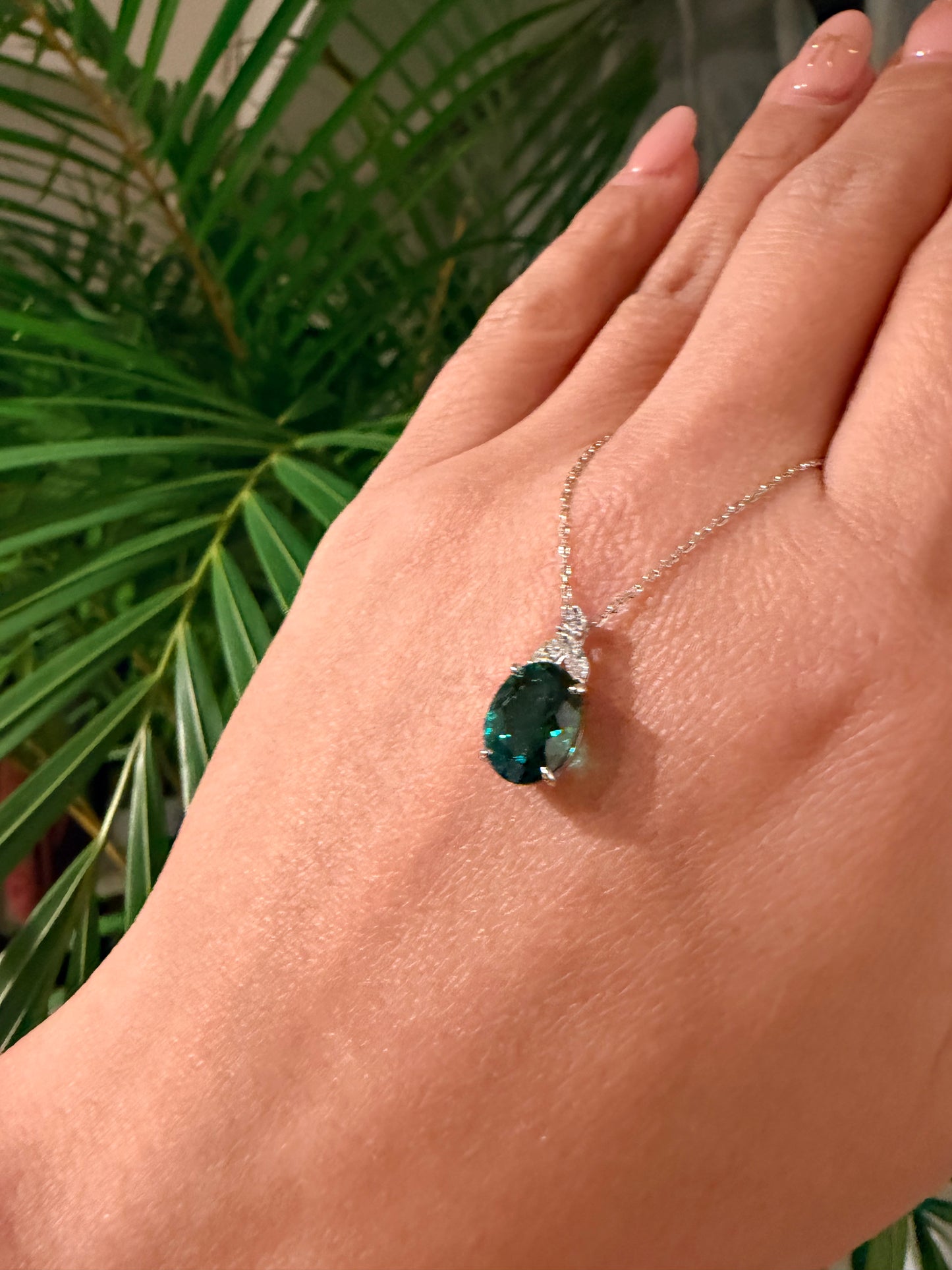 24. 【眠れる森の美女】 PT グリーントルマリンネックレス