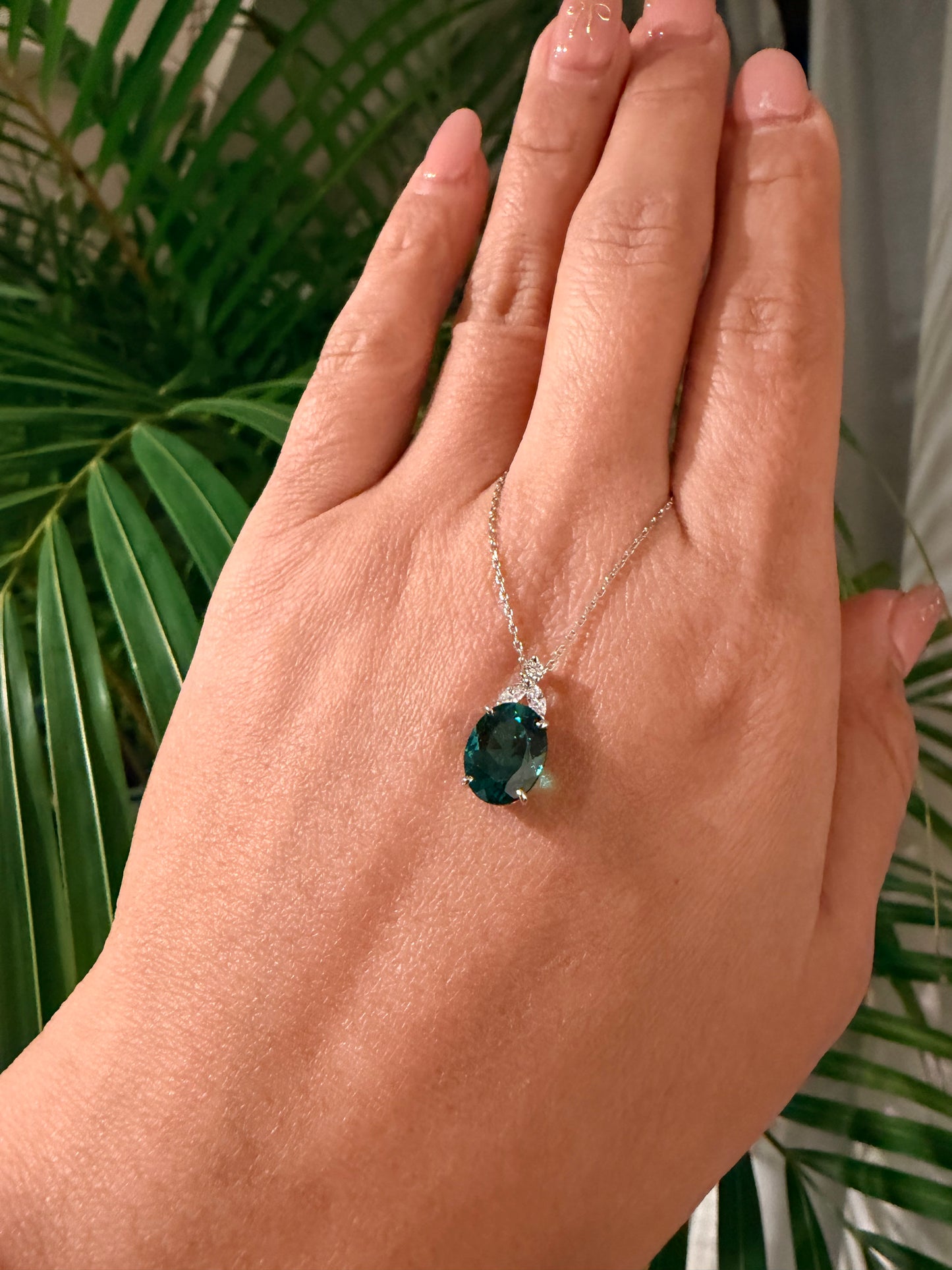 24. 【眠れる森の美女】 PT グリーントルマリンネックレス