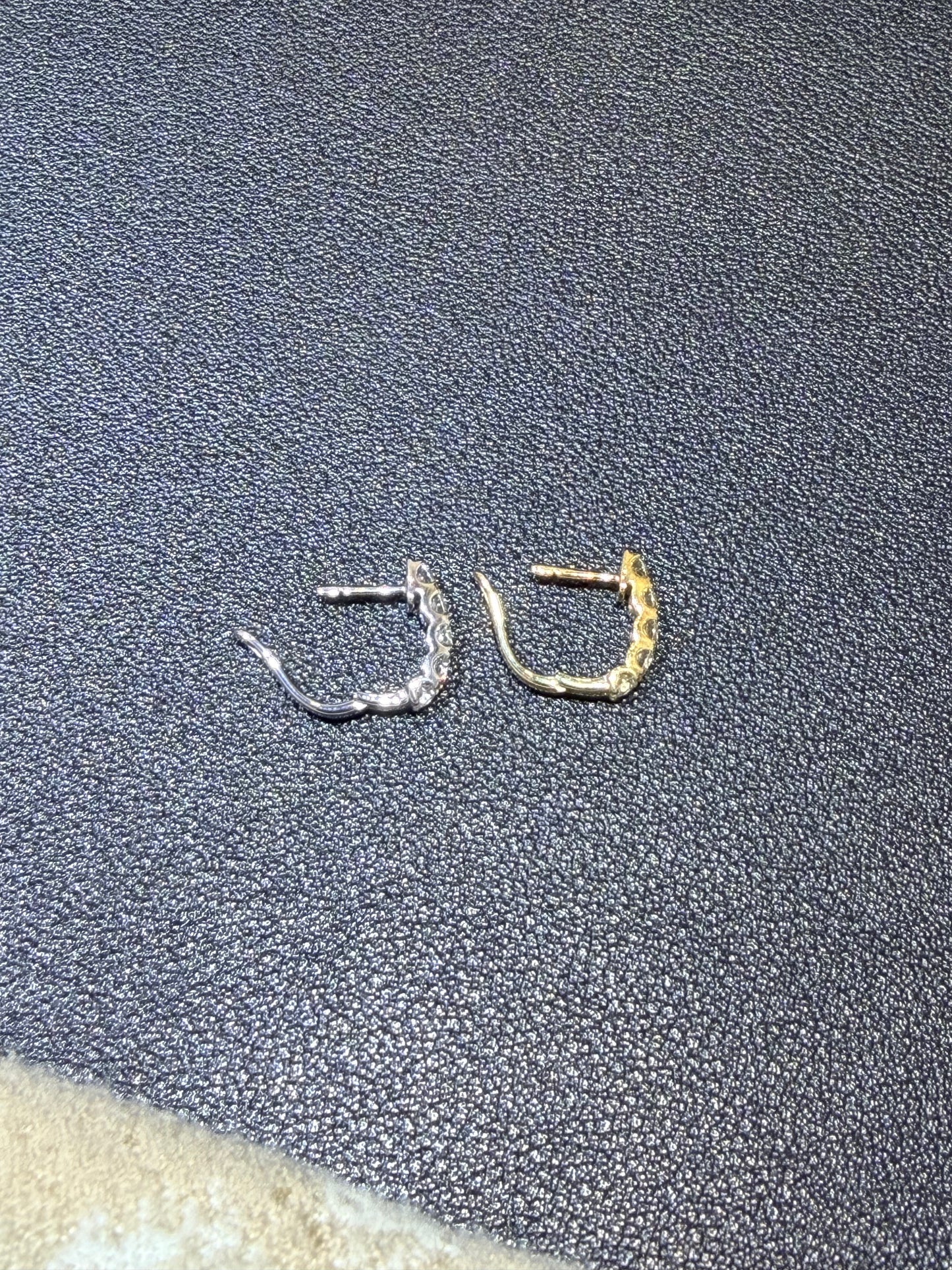 裏面にデザインやダイヤモンドがない定番デザイン