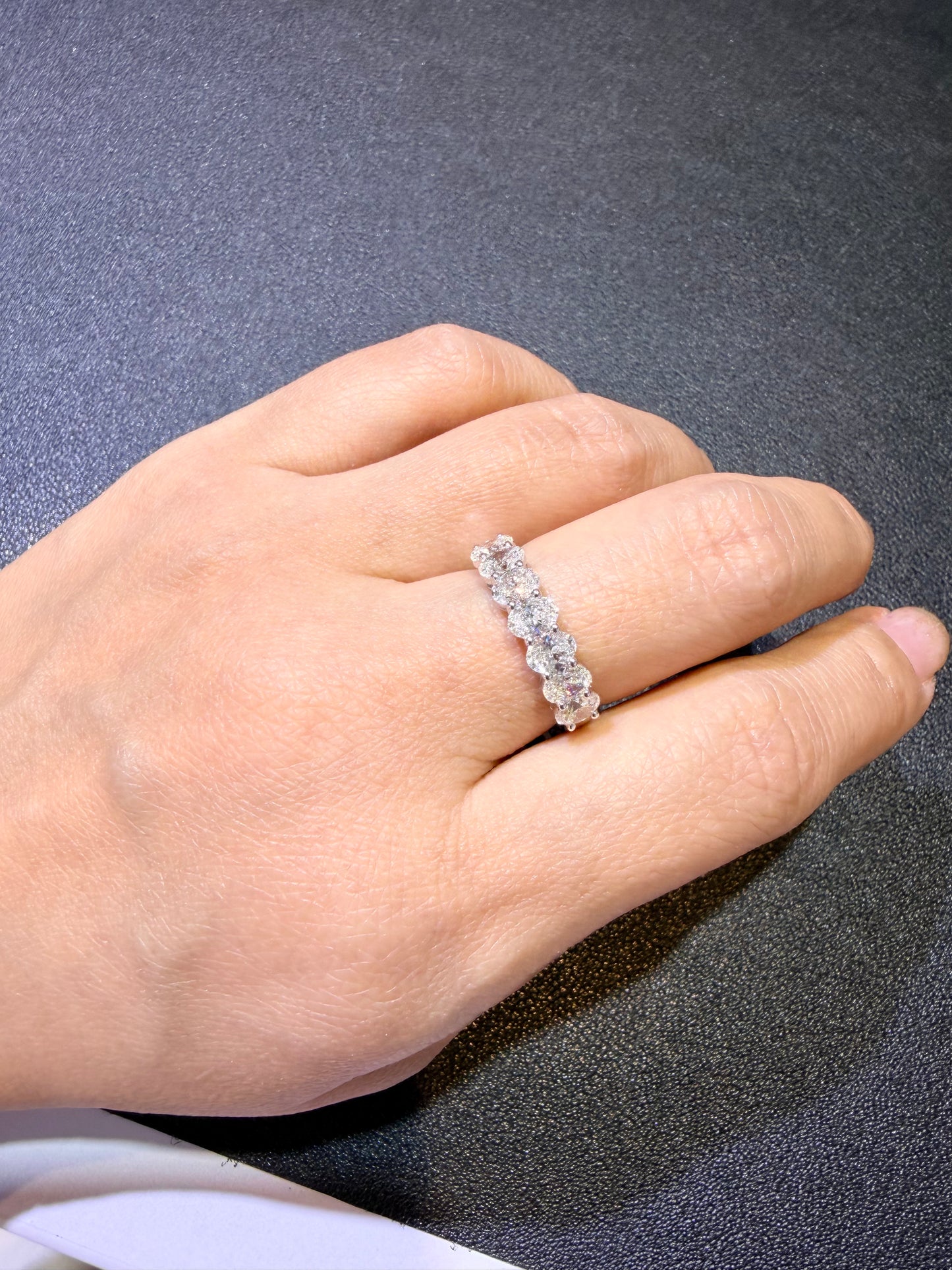 【1.66ct オーバル ハーフエタニティリング】