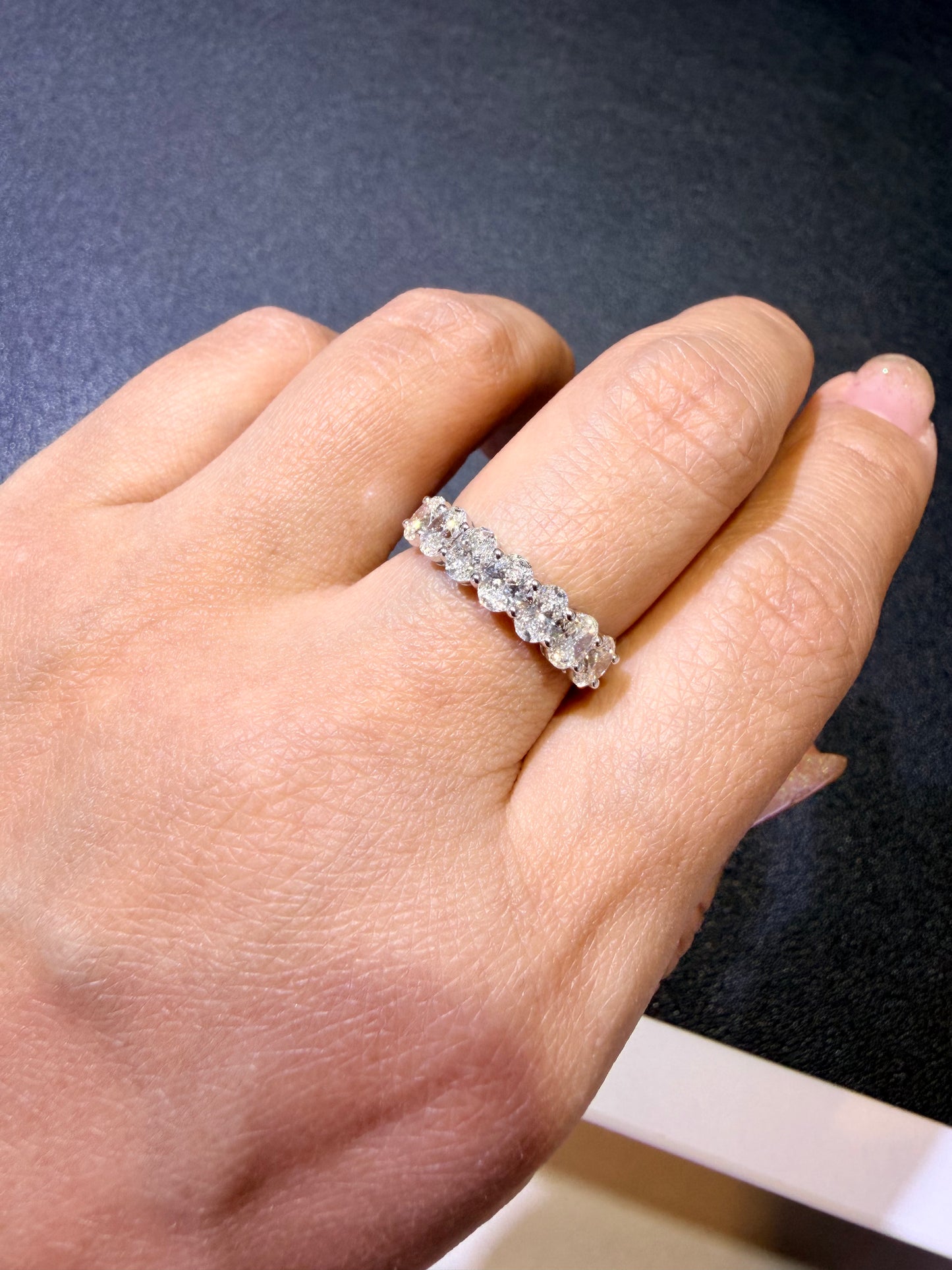 【1.66ct オーバル ハーフエタニティリング】