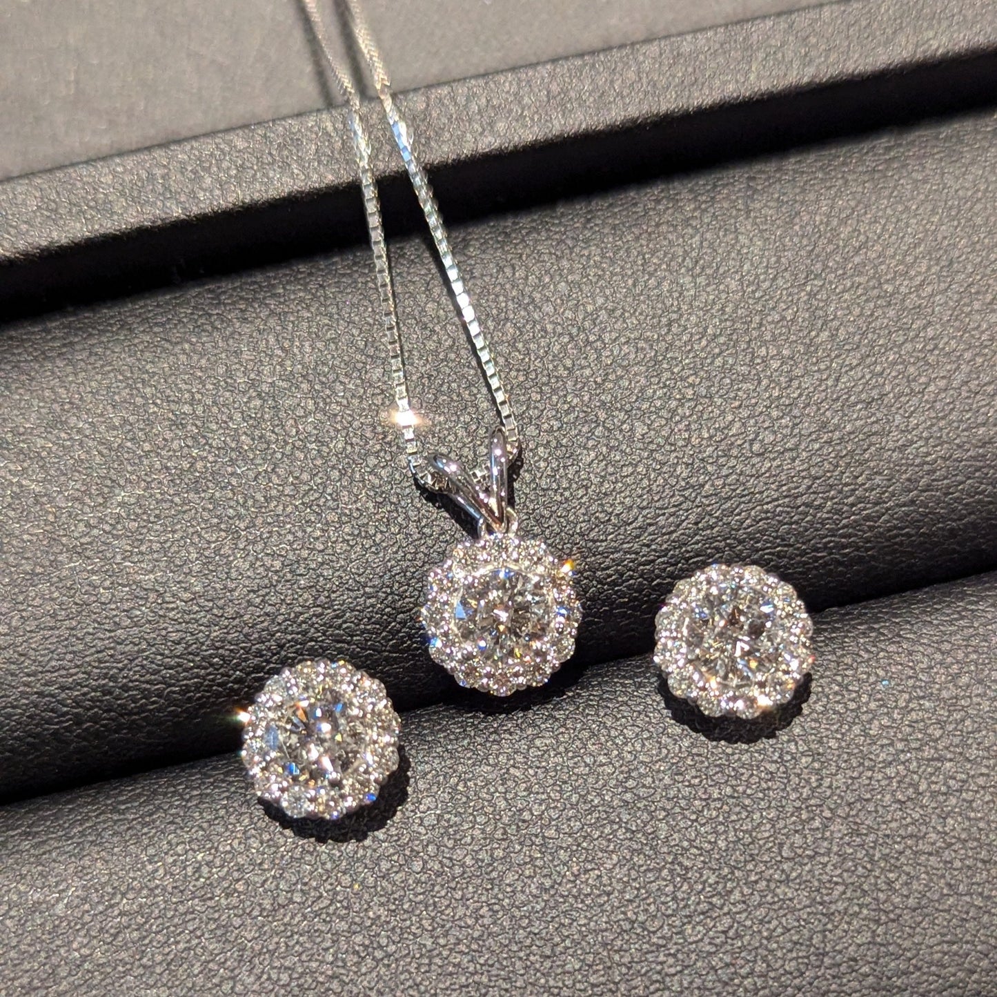 PT・センター計1ct up + メレ0.5ct up ダイヤモンド取り巻き/ヘイローピアス