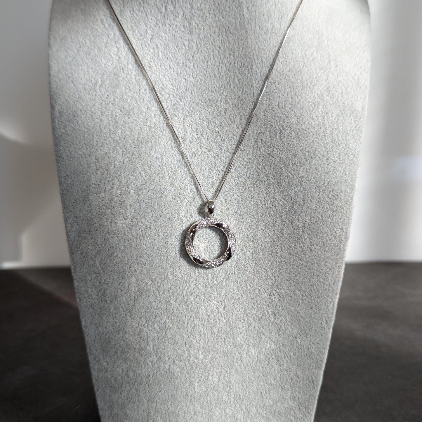 6. ダイヤモンドリース ネックレス PT 0.33ct