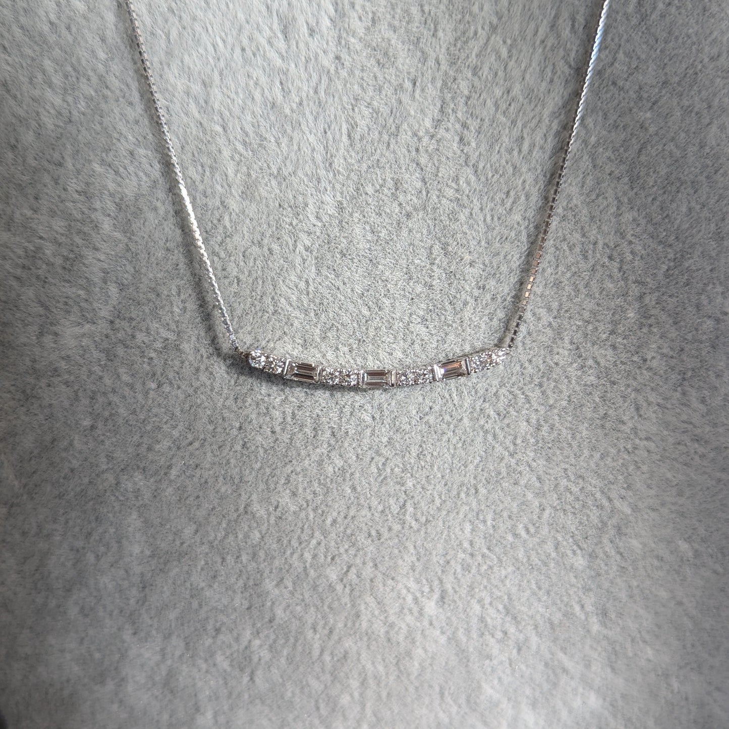 1. Clasico WG ダイヤ 0.45ct バケットカットダイヤモンド バーネックレス