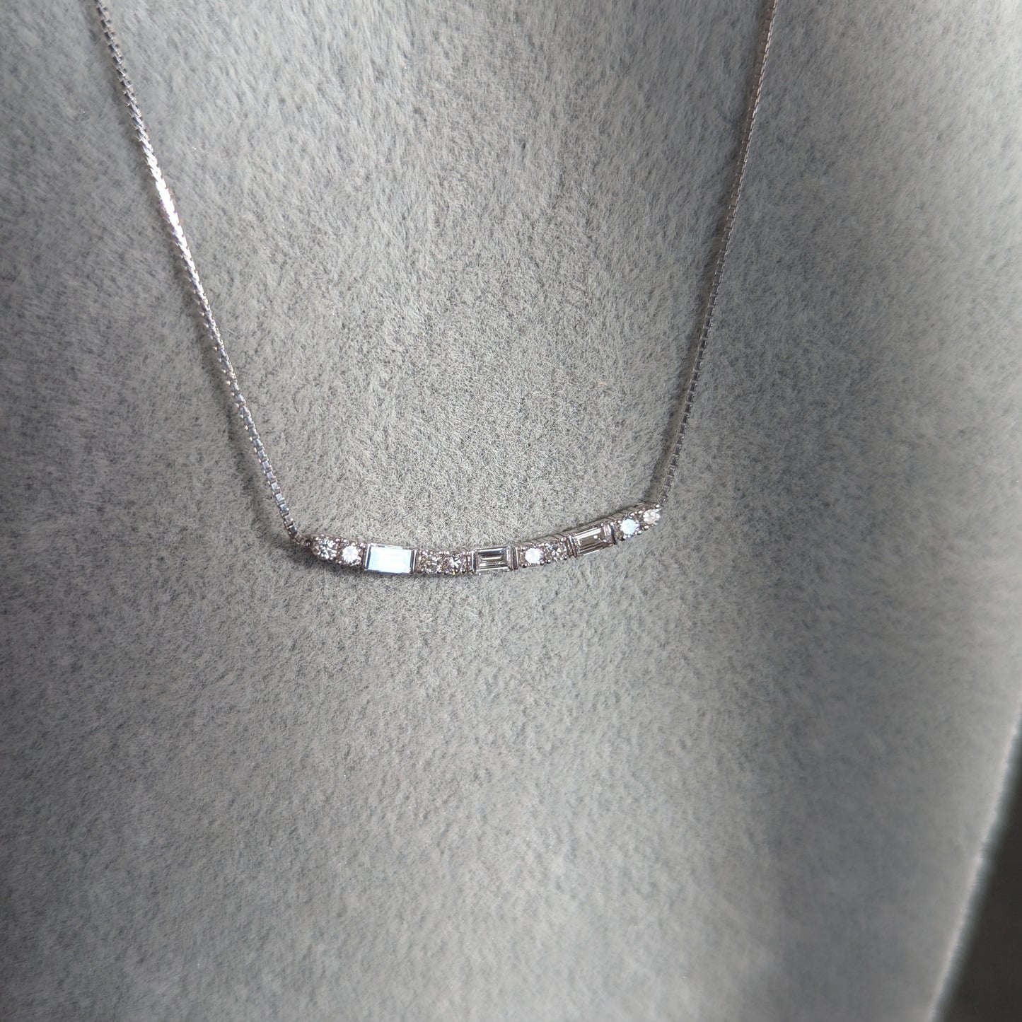 1. Clasico WG ダイヤ 0.45ct バケットカットダイヤモンド バーネックレス