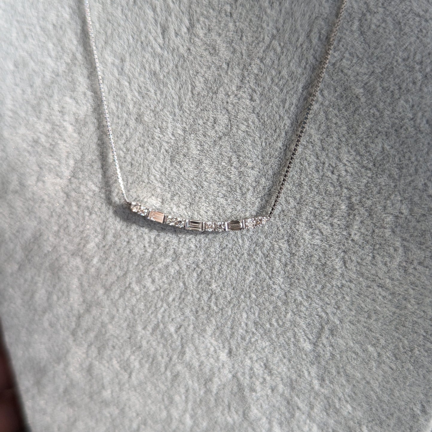 1. Clasico WG ダイヤ 0.45ct バケットカットダイヤモンド バーネックレス