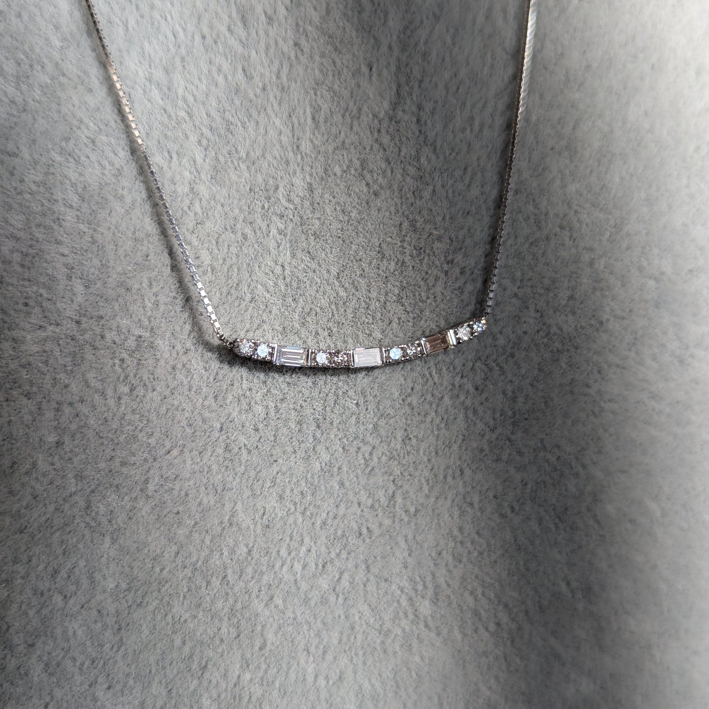 1. Clasico WG ダイヤ 0.45ct バケットカットダイヤモンド バーネックレス