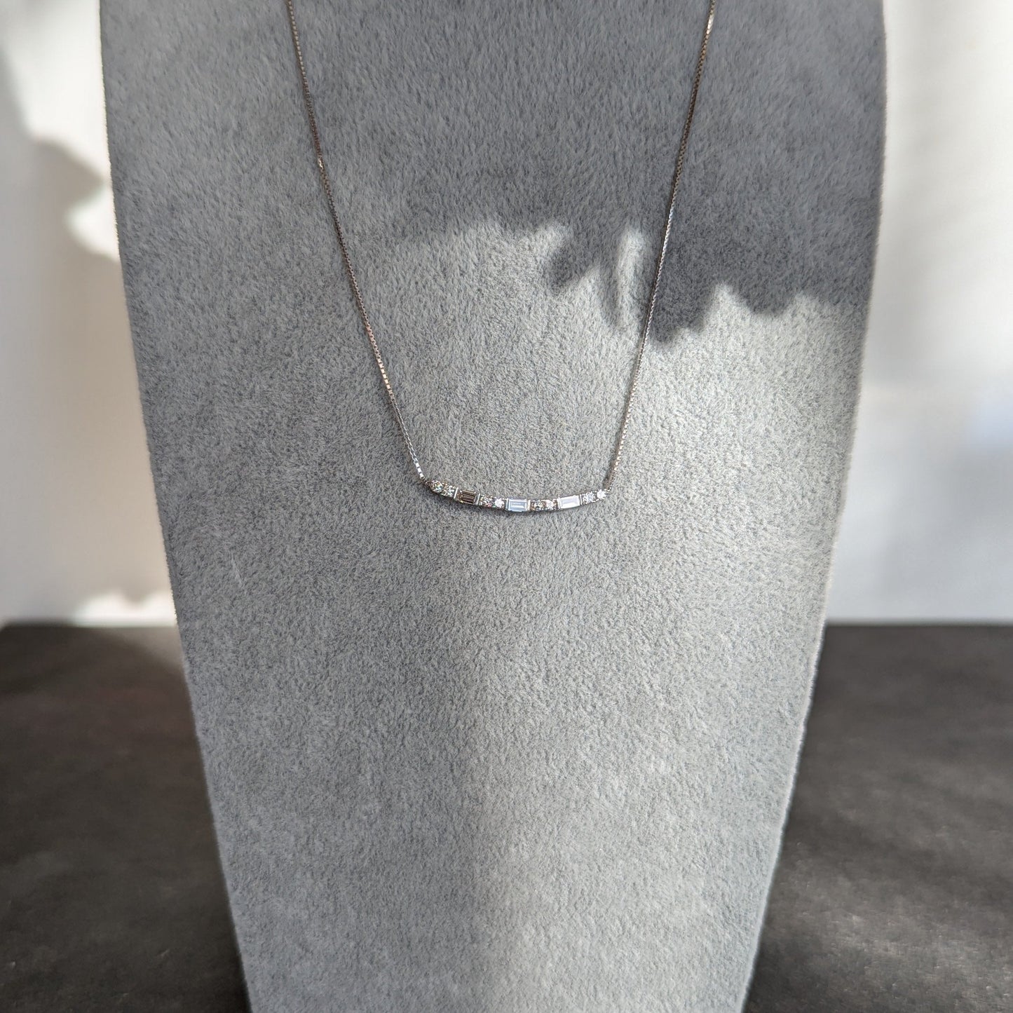 1. Clasico WG ダイヤ 0.45ct バケットカットダイヤモンド バーネックレス