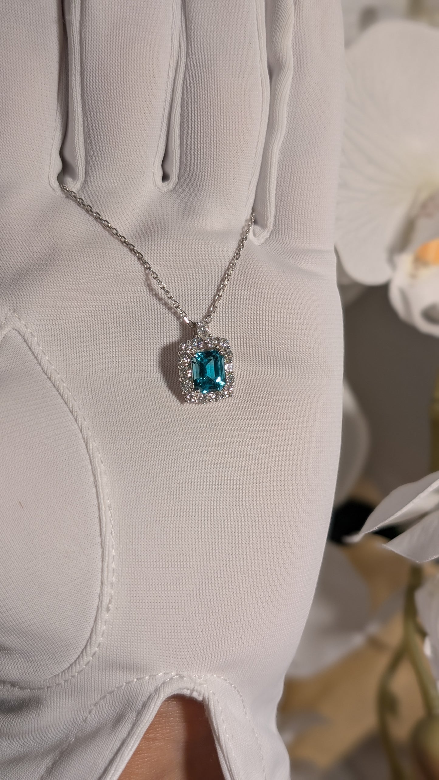 麗しきエメラルドネックレス