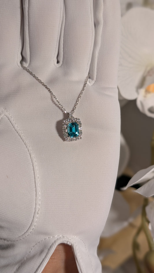 麗しきエメラルドネックレス