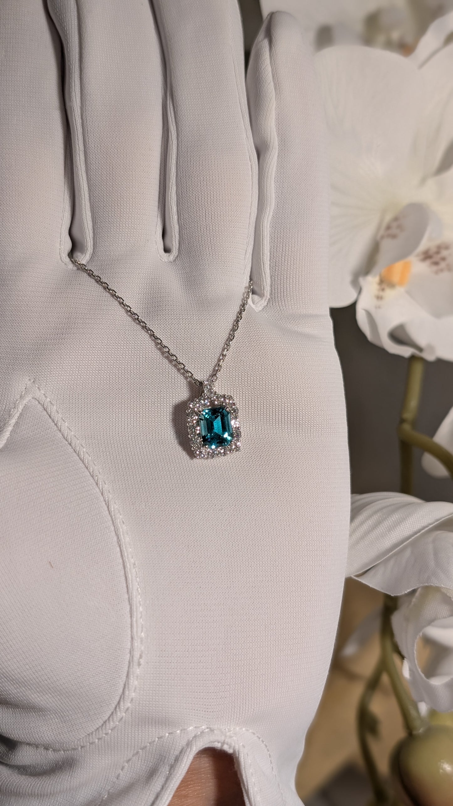 麗しきエメラルドネックレス