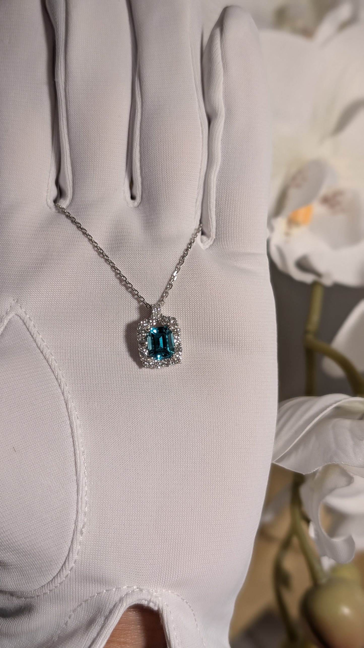 麗しきエメラルドネックレス