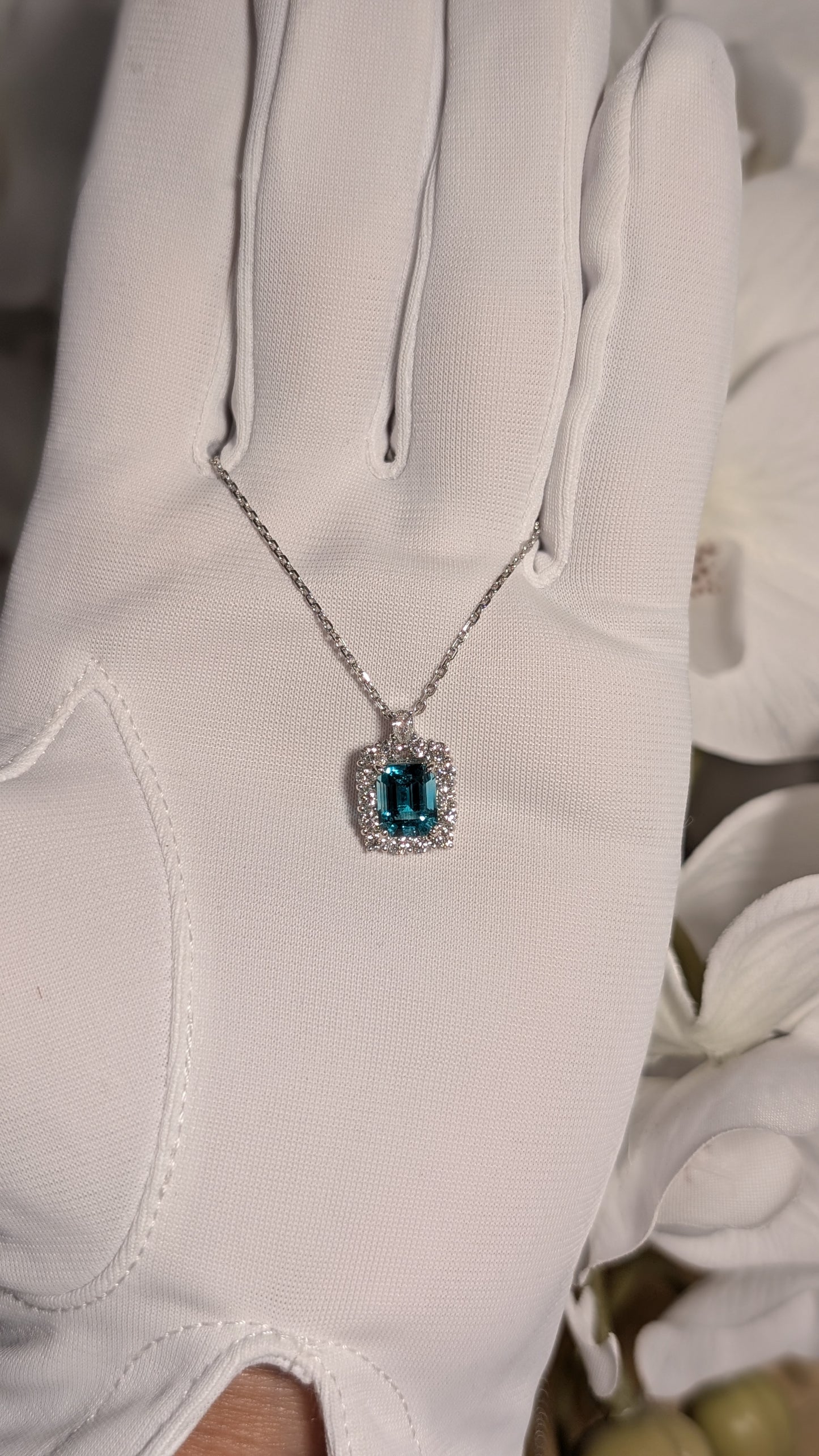 麗しきエメラルドネックレス