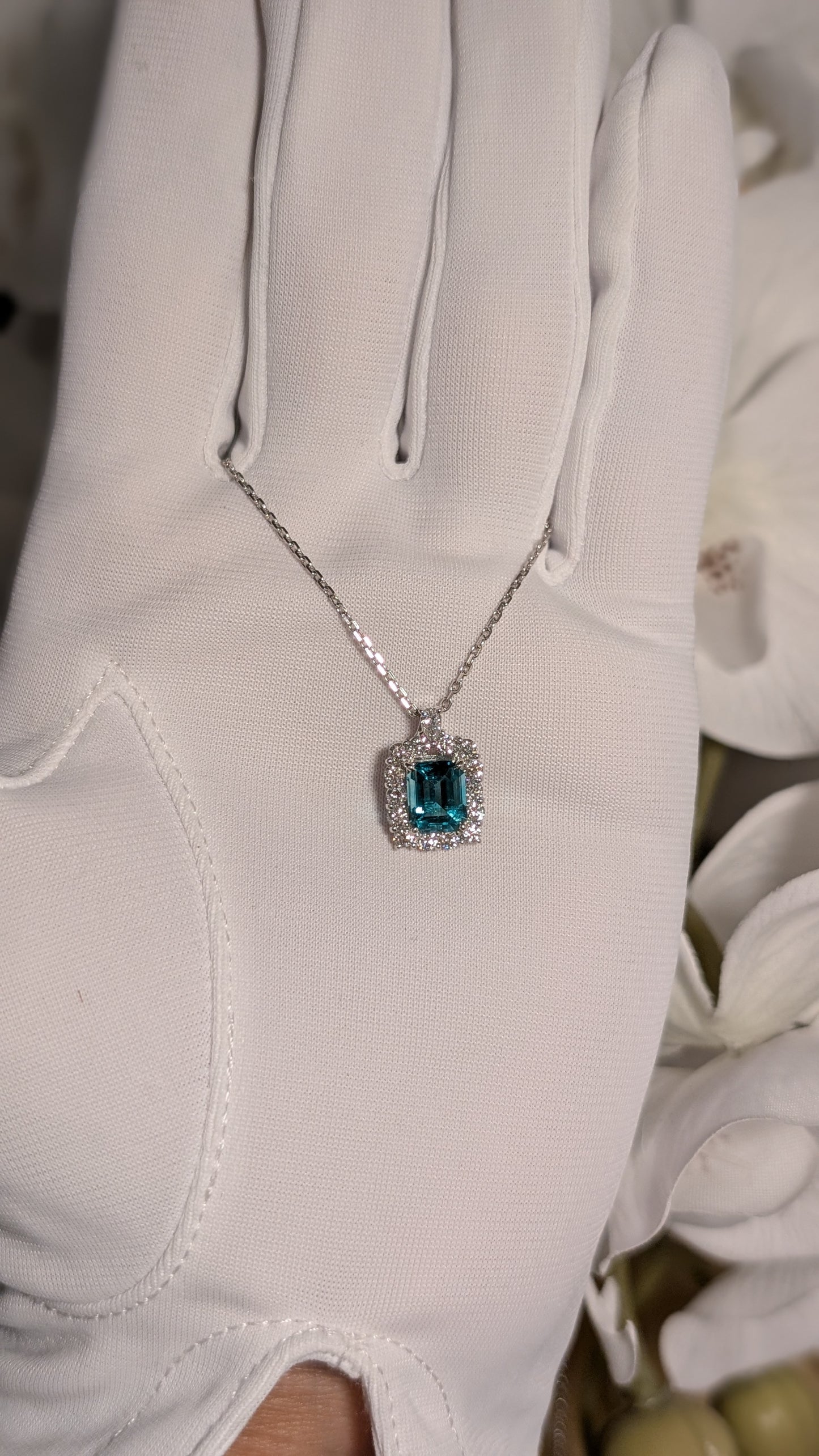 麗しきエメラルドネックレス