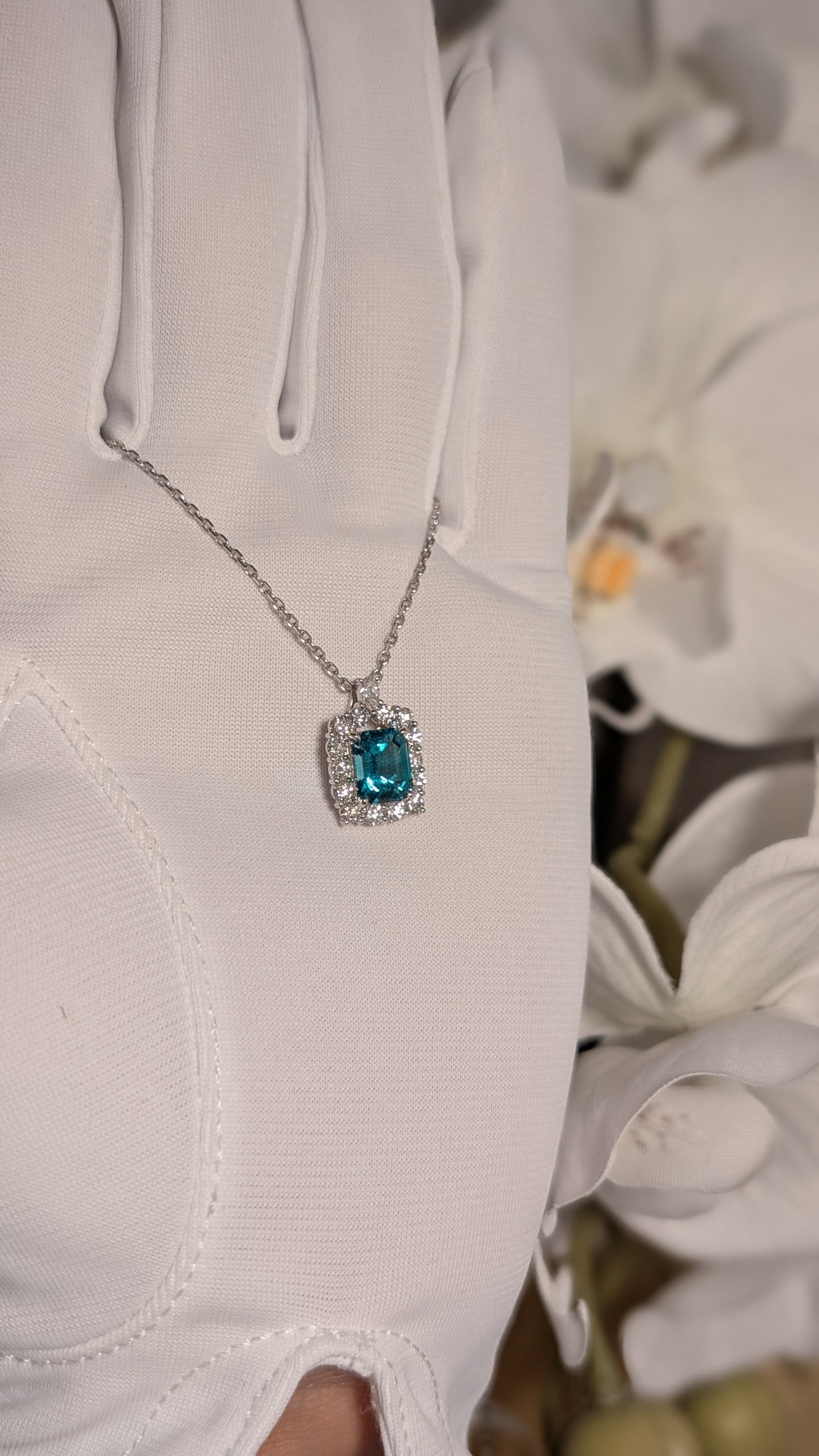 麗しきエメラルドネックレス