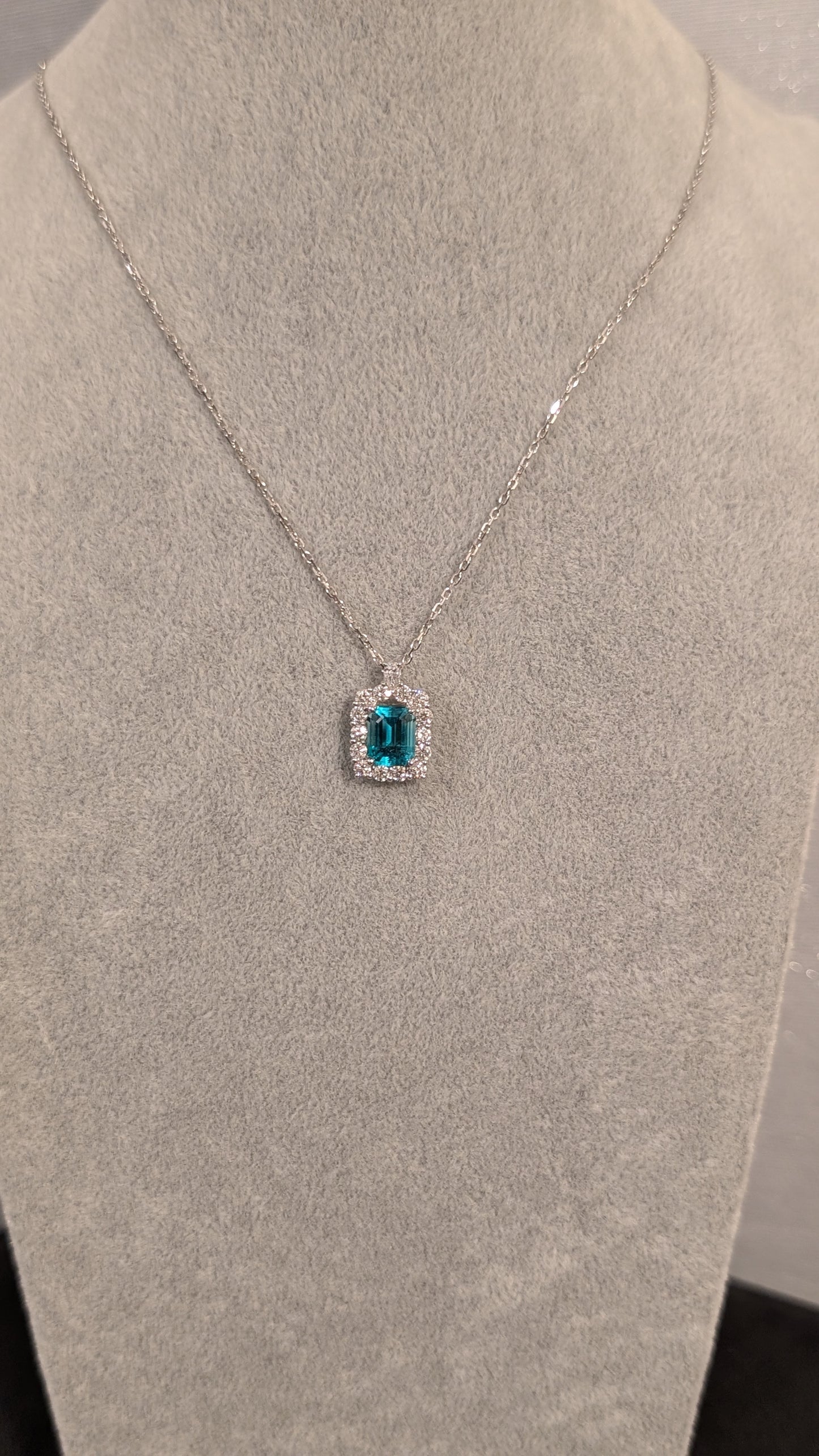 麗しきエメラルドネックレス