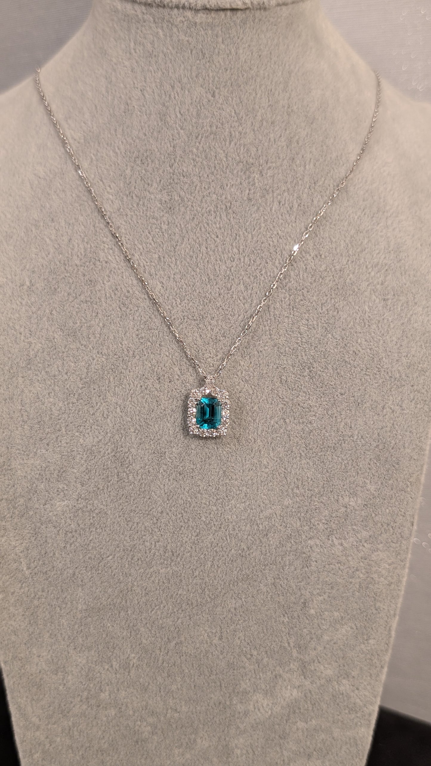 麗しきエメラルドネックレス