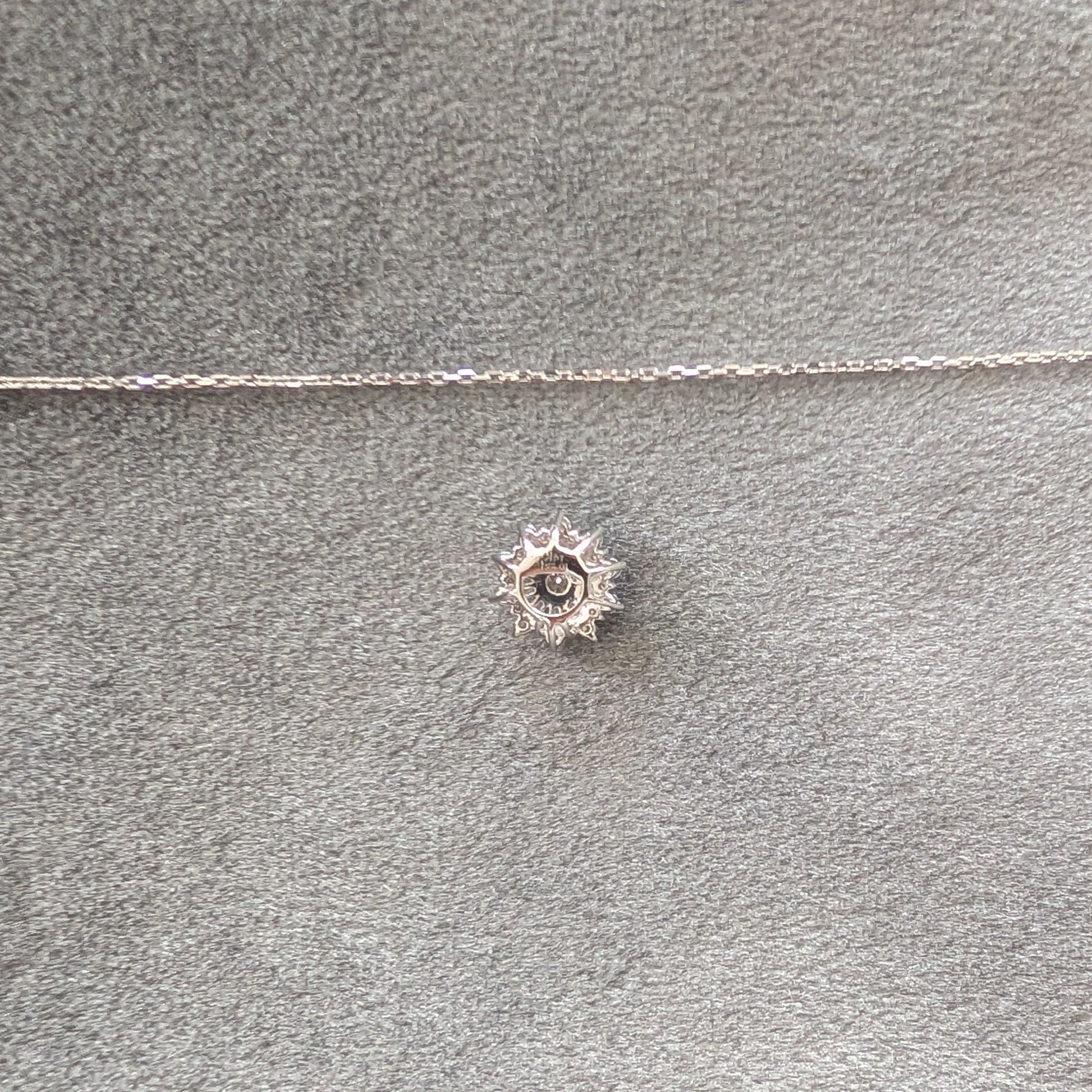 チェーンはスルータイプです。